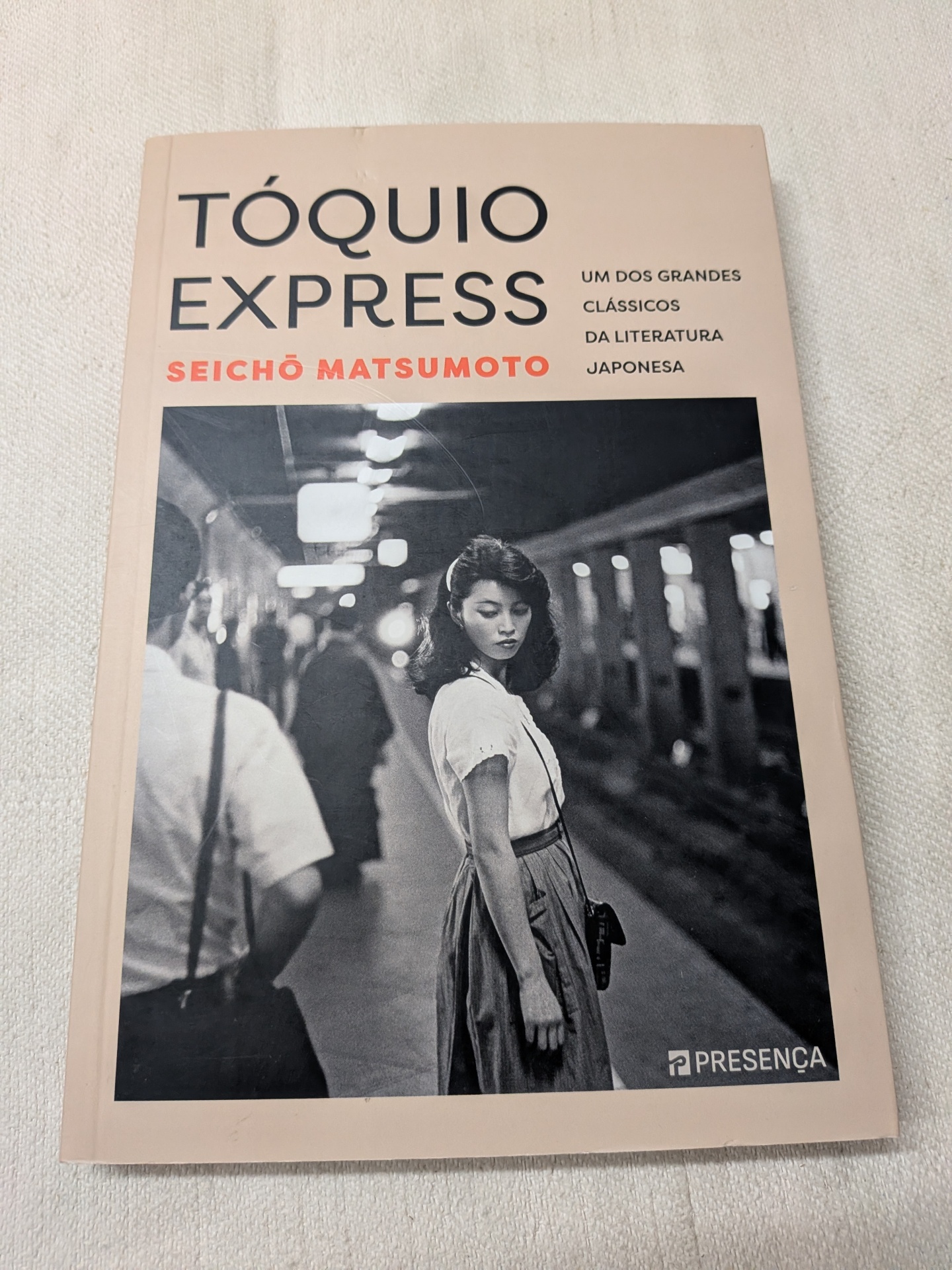 Seicho Matsumoto - Tóquio Express Capa do livro Tóquio Express com imagem a preto e branco de mulher numa estação de comboios