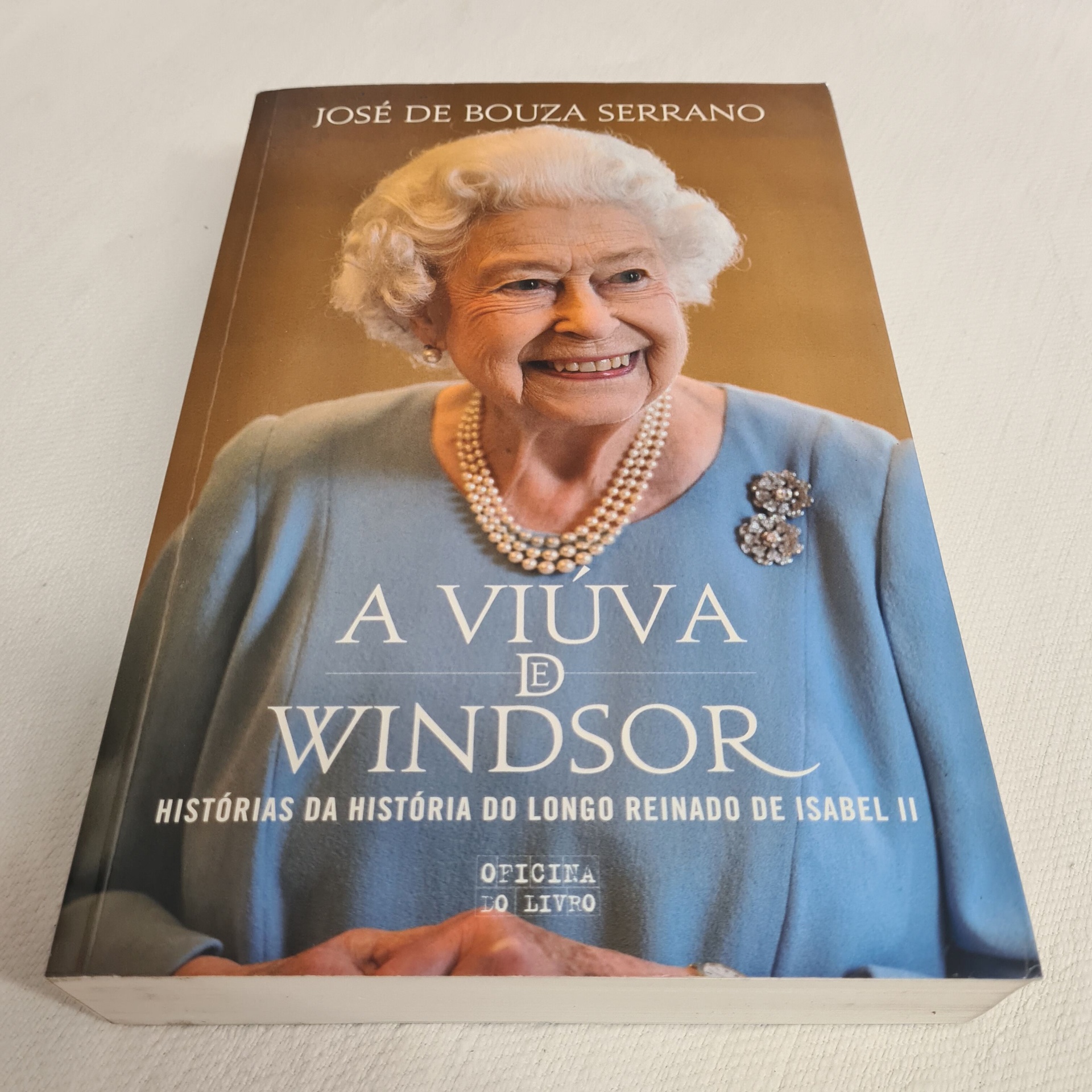 José de Bouza Serrano - A Viúva de Windsor Capa de livro 'A VIÚVA DE WINDSOR' com retrato de mulher idosa com pérolas e vestido azul