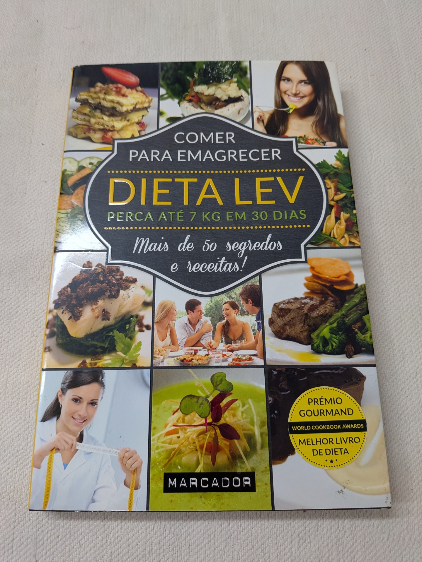 Comer para Emagrecer - Comida e Ciência Verdadeiras para Perder Peso sem Dieta Capa de livro de dieta com fotos de comida e pessoas, texto em português sobre perda de peso