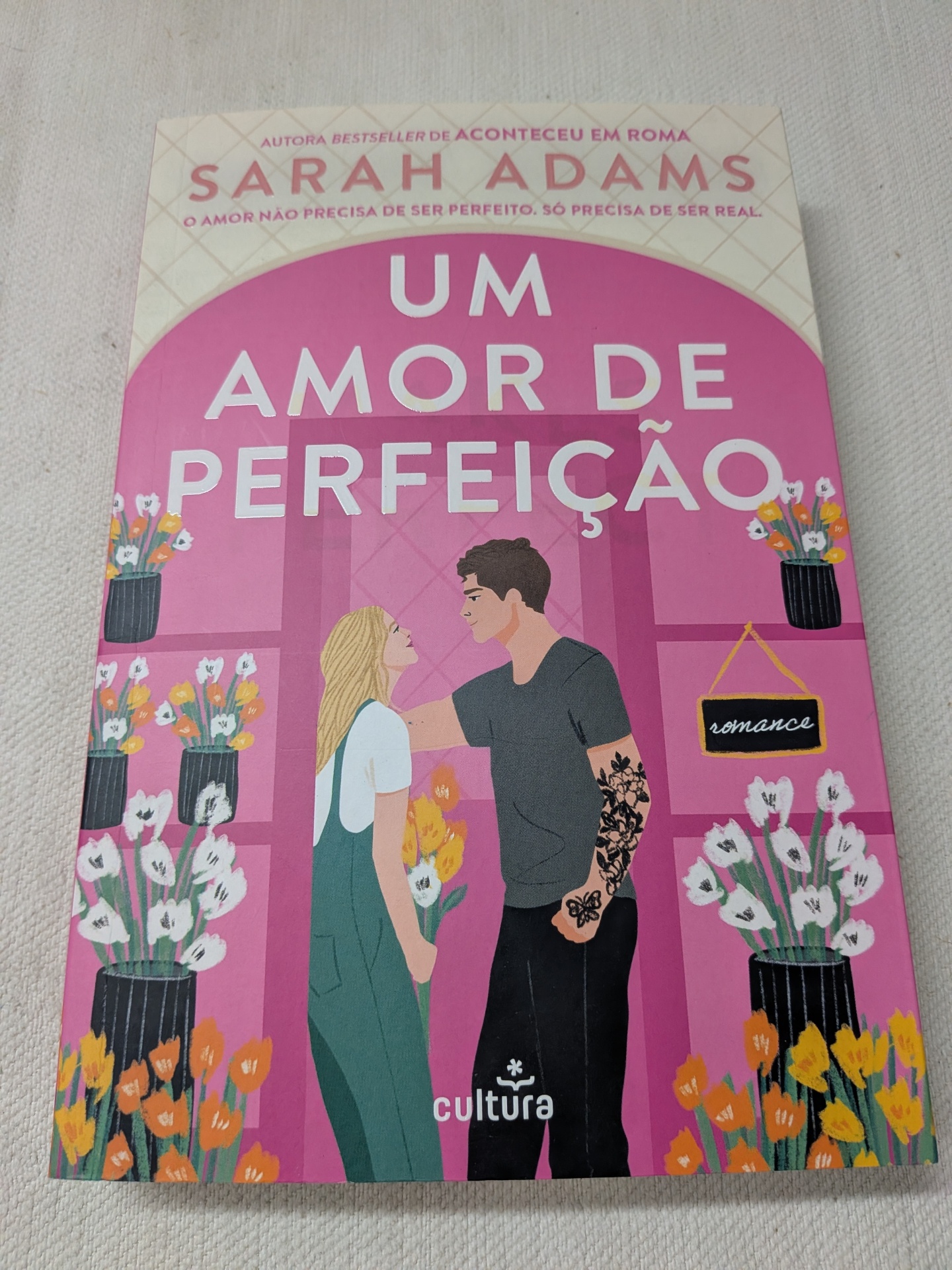 Sarah Adams - Um Amor de Perfeição Capa de livro rosa com ilustração de casal e flores, texto em branco e rosa