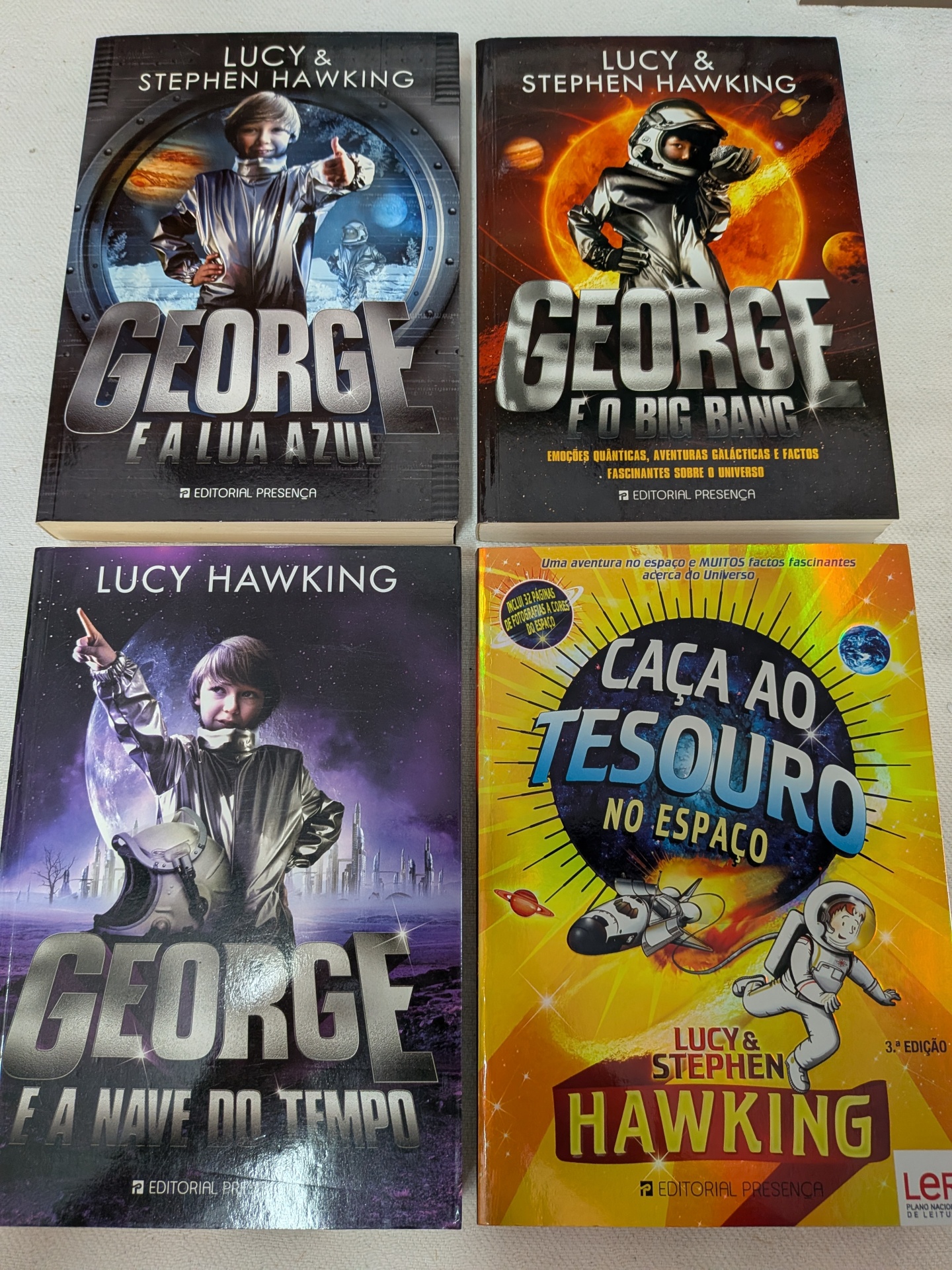 Pack Lucy Hawking e Stephen Hawking - George e a Lua Azul + Big Bang + Nave do Tempo + Caça ao Tesouro no Espaço Quatro livros infantis sobre espaço com capas coloridas e astronautas.
