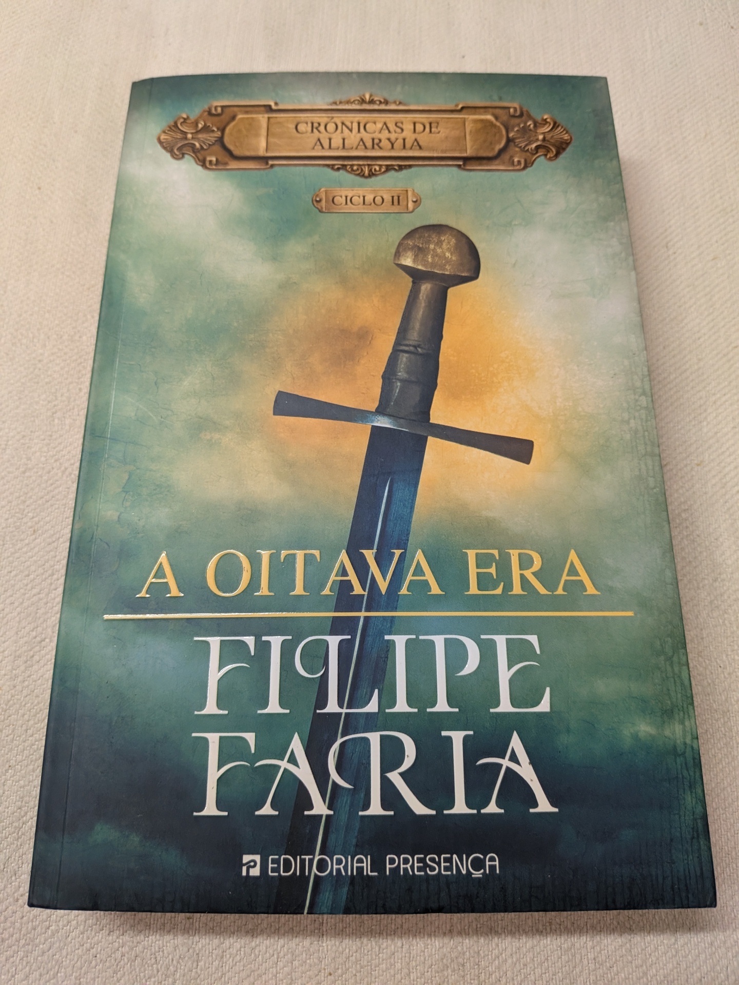 Filipe Faria - A Oitava Era - Crónicas de Allaryia - Ciclo II Capa de livro A Oitava Era com uma espada e texto visível.