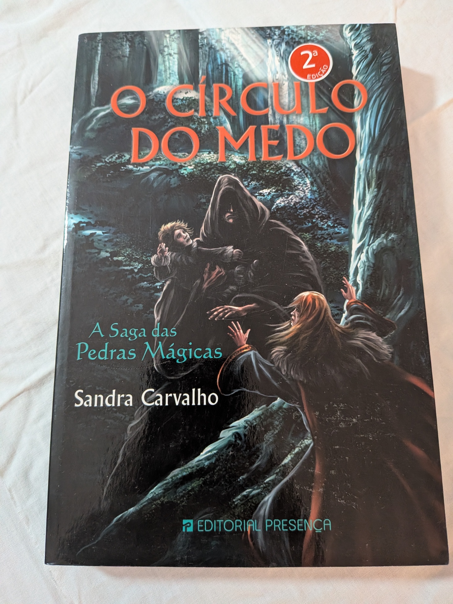 Sandra Carvalho - O Círculo do Medo (A Saga das Pedras Mágicas - Livro IV) Capa de livro O Círculo do Medo com ilustração sombria