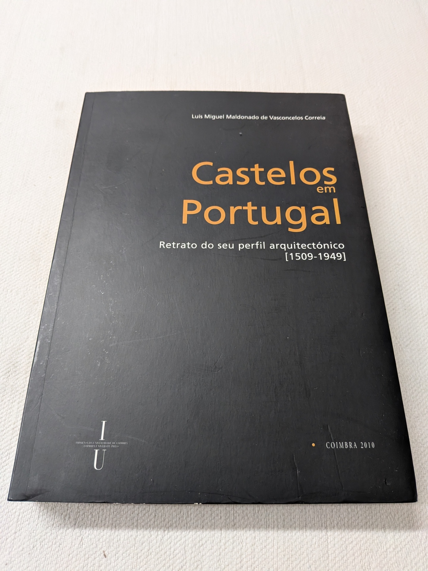 Luís Miguel Maldonado de Vasconcelos Correia - Castelos em Portugal Livro Castelos em Portugal com capa preta e texto em laranja e branco