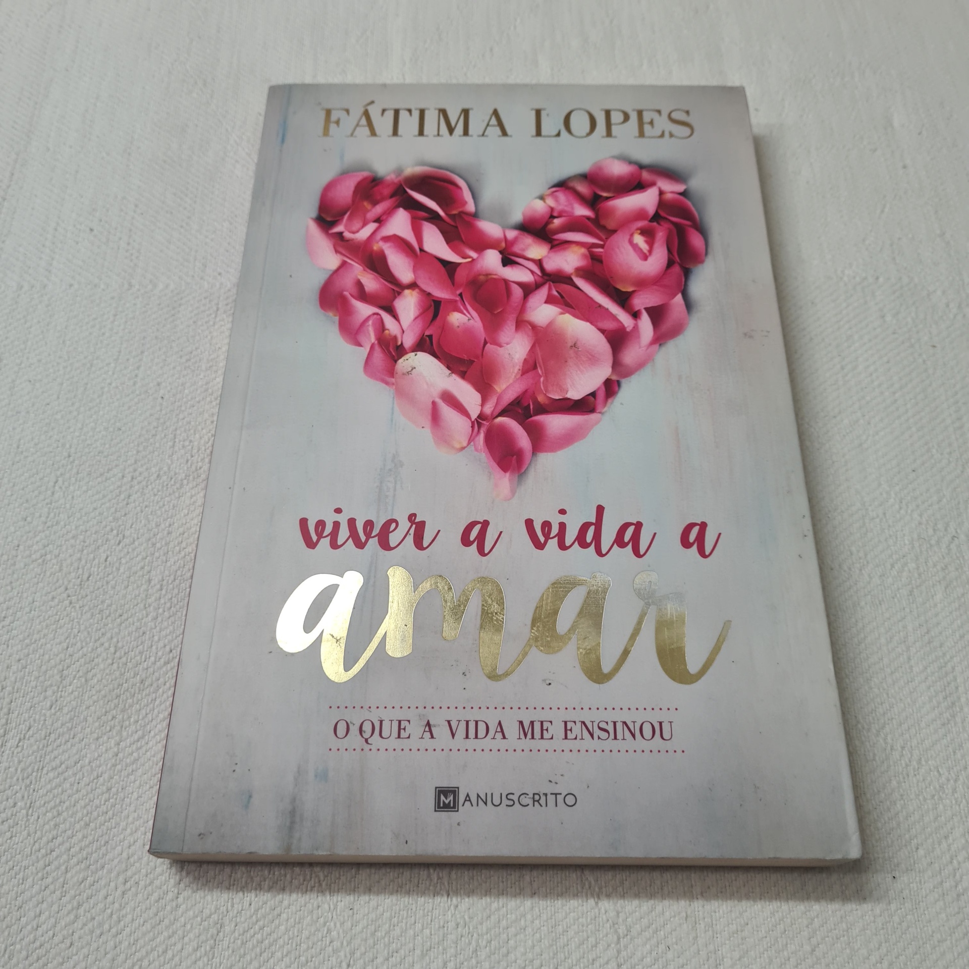 Fátima Lopes - Viver a Vida a Amar (O que a vida me ensinou) Capa de livro 'viver a vida a amar' com coração feito de pétalas de rosa vermelha