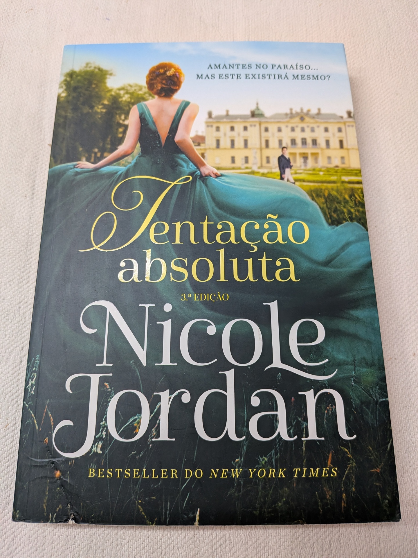 Nicole Jordan - Tentação Absoluta (Série Paraíso - Livro 1) Capa de livro Tentação Absoluta de Nicole Jordan com mulher de vestido verde e edifício ao fundo