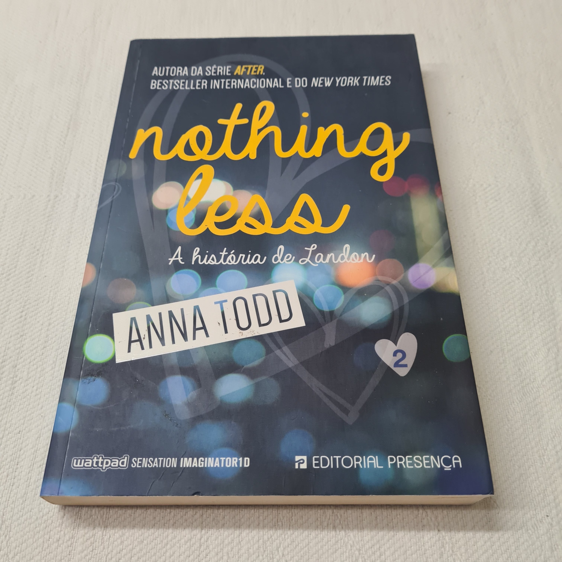 Anna Todd - Nothing Less (A História De Landon Livro 2) Livro 'Nothing Less: A história de Landon' de Anna Todd com capa azul e luzes desfocadas