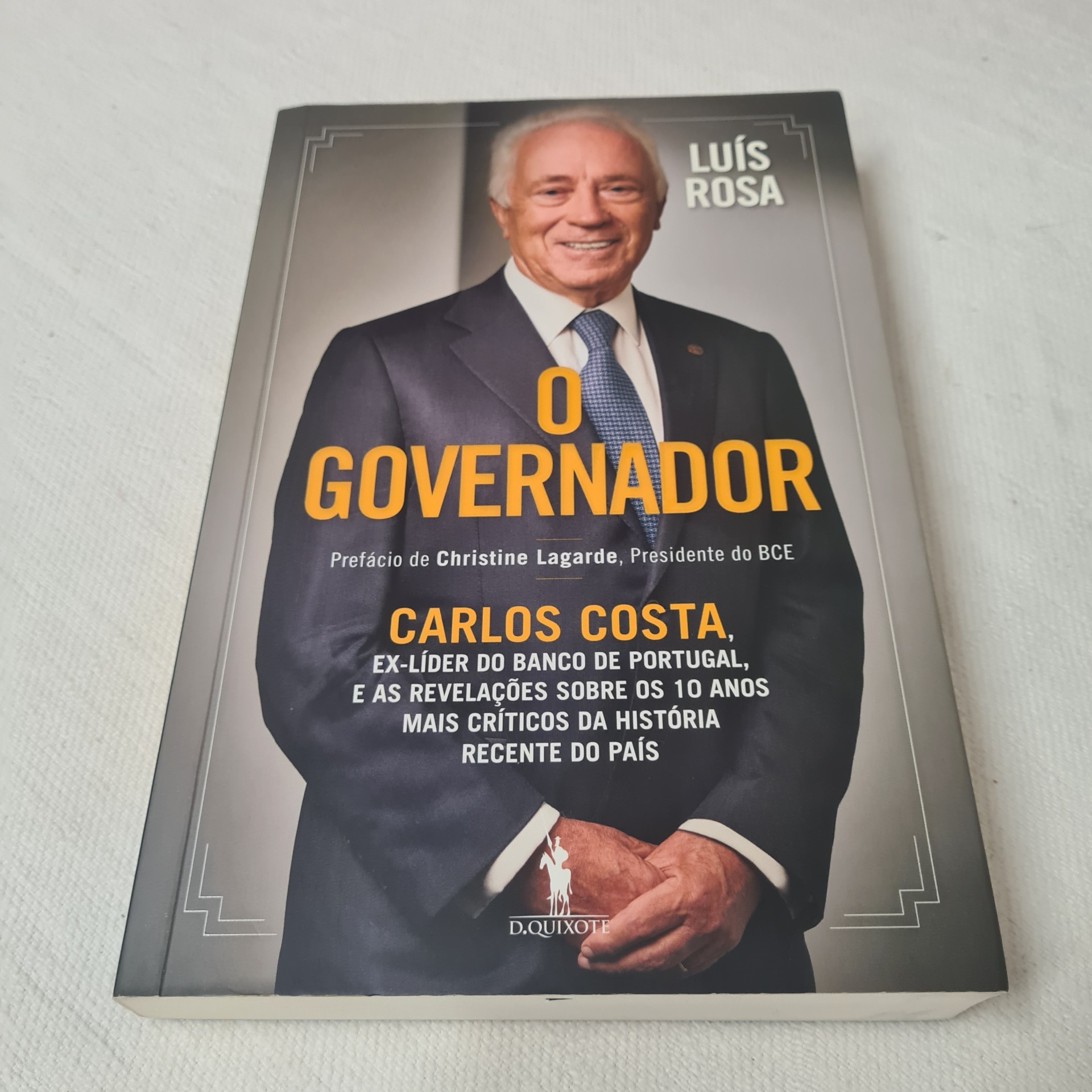 Luís Rosa - O Governador Capa de livro 'O GOVERNADOR' de Luís Rosa com retrato de um homem de fato escuro e gravata azul