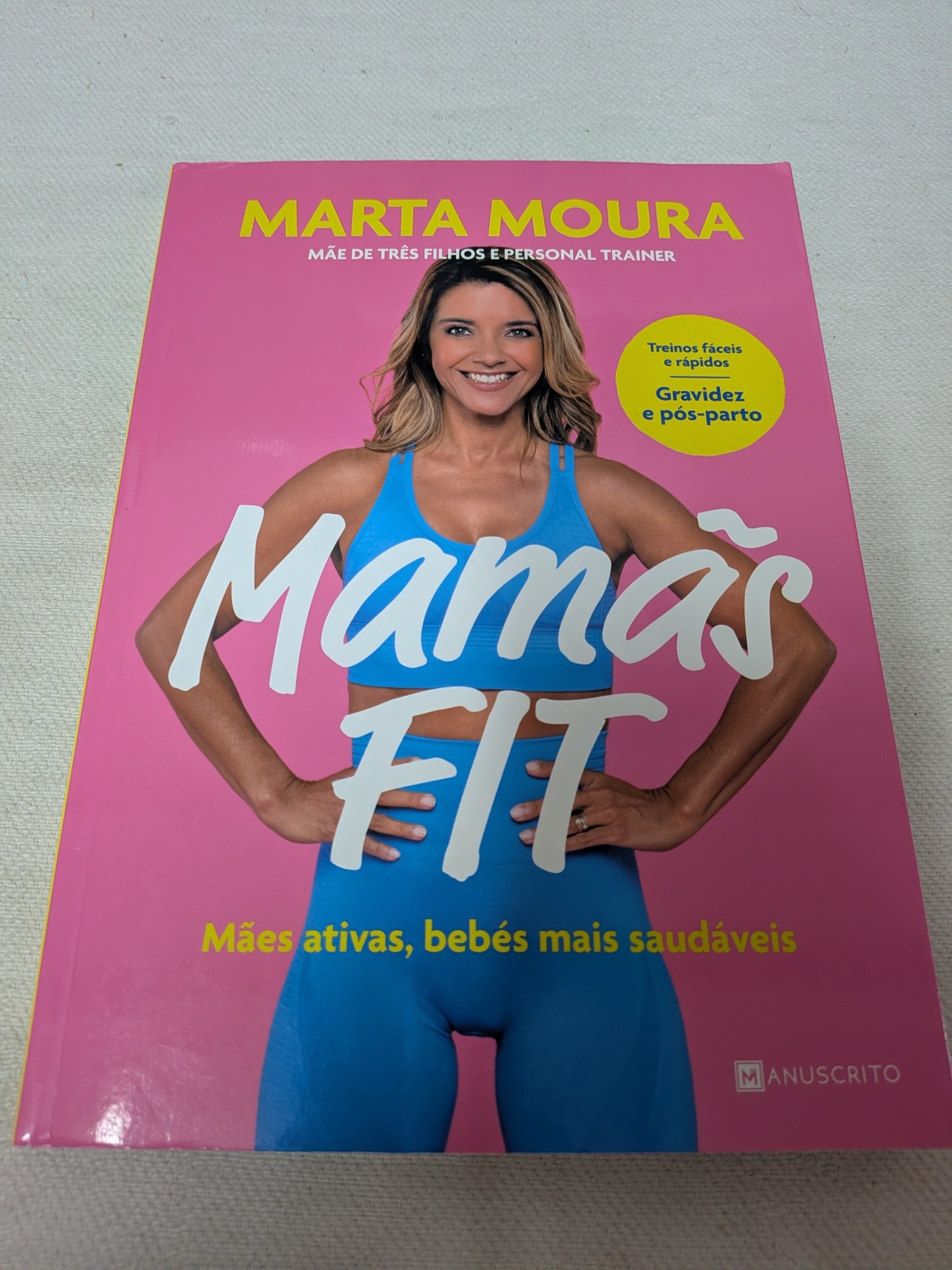 Marta Moura - Mamãs Fit (Mães ativas, bebés mais saudáveis) Capa de livro Rosa com mulher de roupa desportiva azul e texto Marta Moura Mamãs Fit