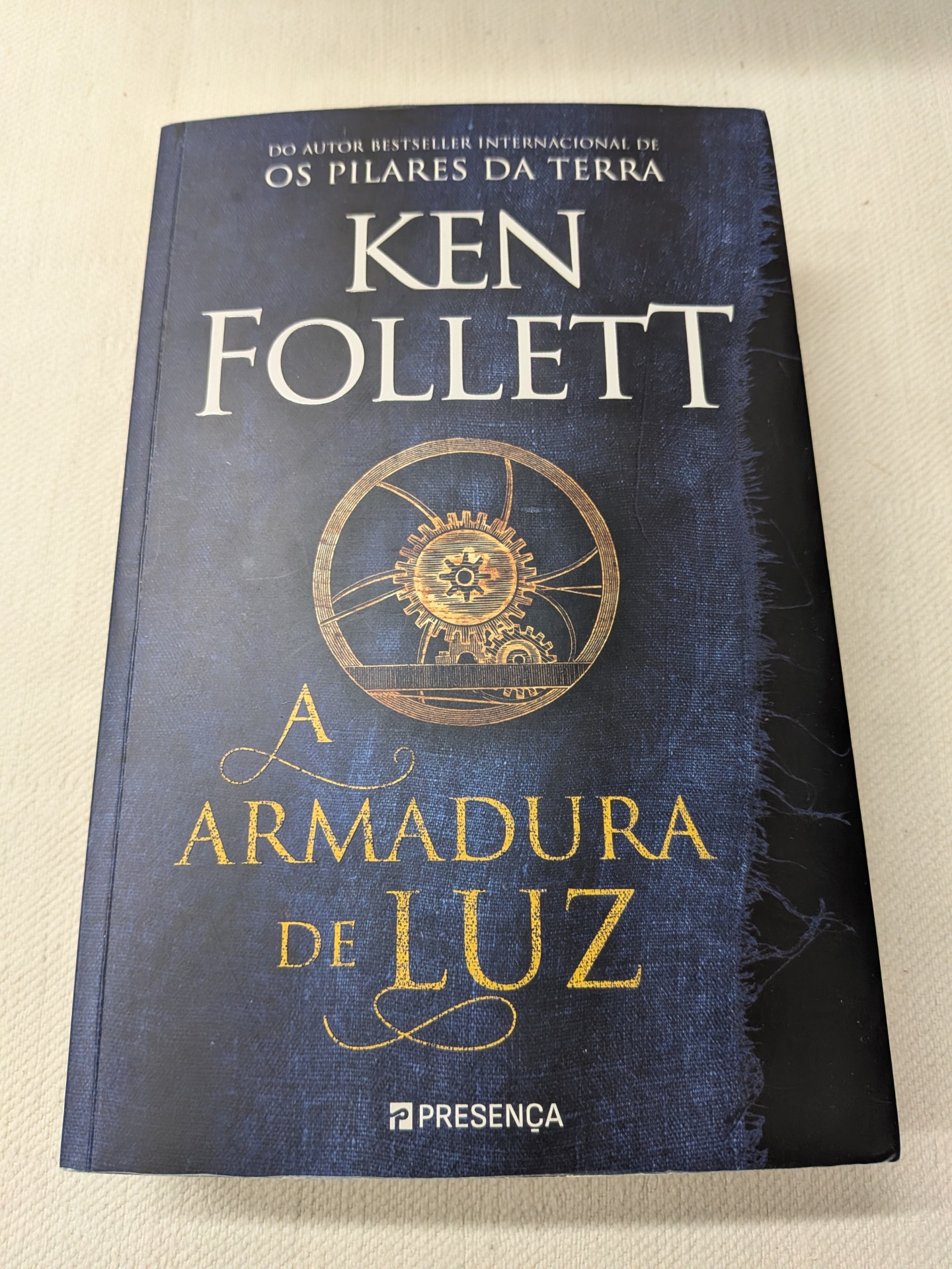 Ken Follett - A Armadura de Luz (defeito na capa) Capa de livro A ARMADURA DE LUZ de Ken Follett em fundo azul com letras douradas