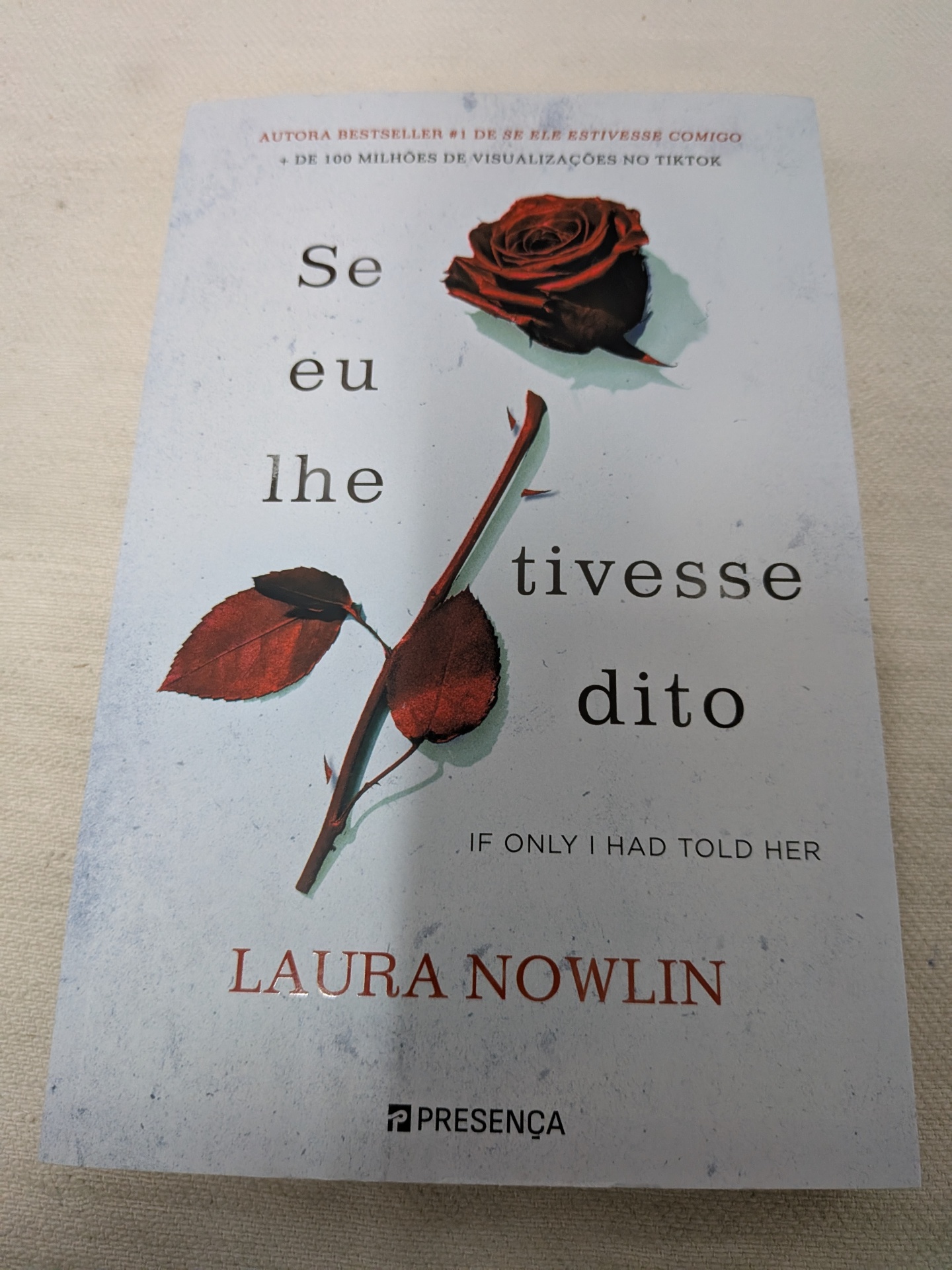 Se Eu lhe Tivesse Dito de Laura Nowlin (defeito na capa) Capa de livro com ilustração de rosa vermelha e texto em português