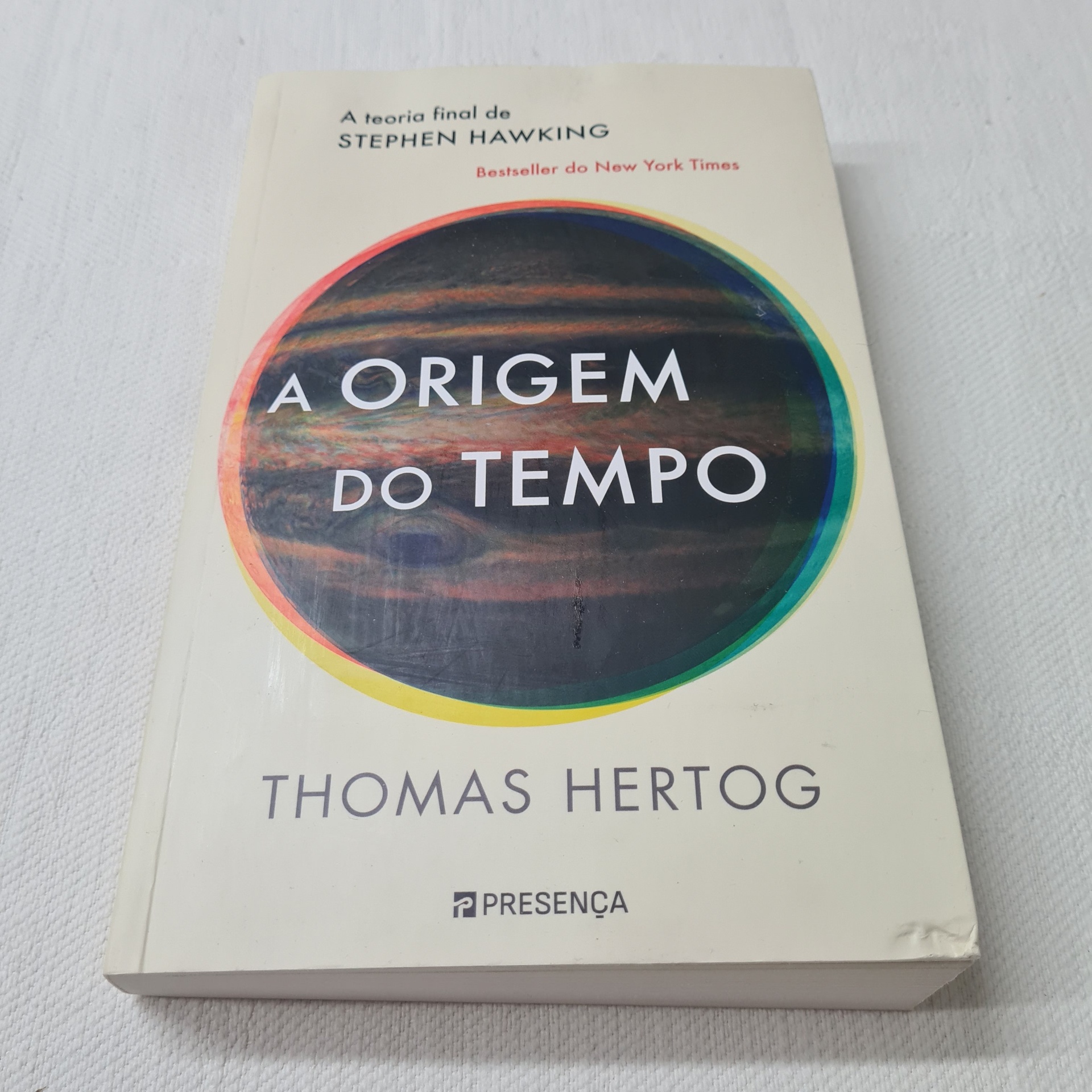 Thomas Hertog - A Origem do Tempo (A teoria final de Stephen Hawking) Livro 'A ORIGEM DO TEMPO' de Thomas Hertog com capa branca e círculo colorido