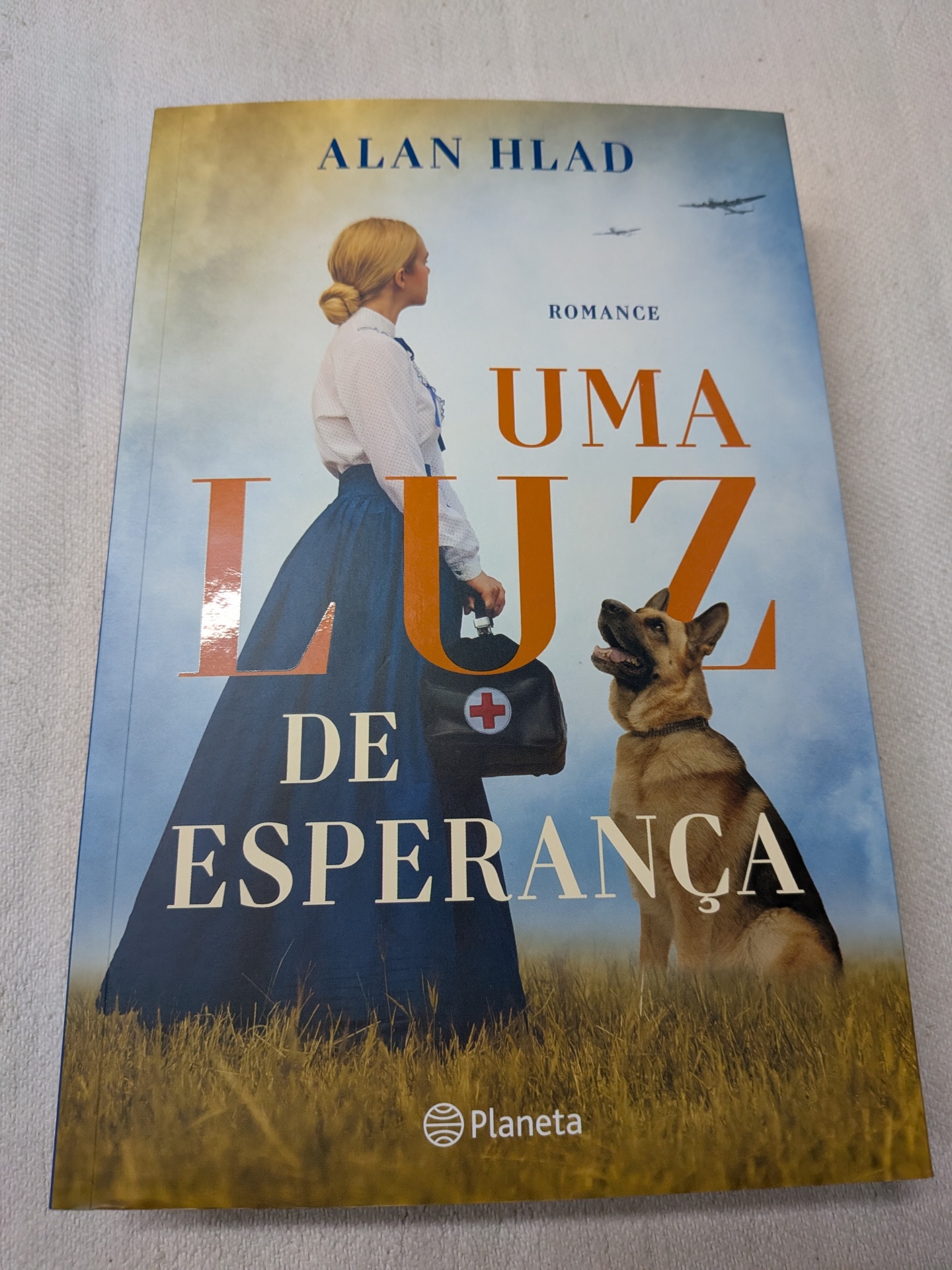Alan Hlad - Uma Luz de Esperança Capa do livro UMA LUZ DE ESPERANÇA de Alan Hlad com mulher, cão pastor alemão e céu azul