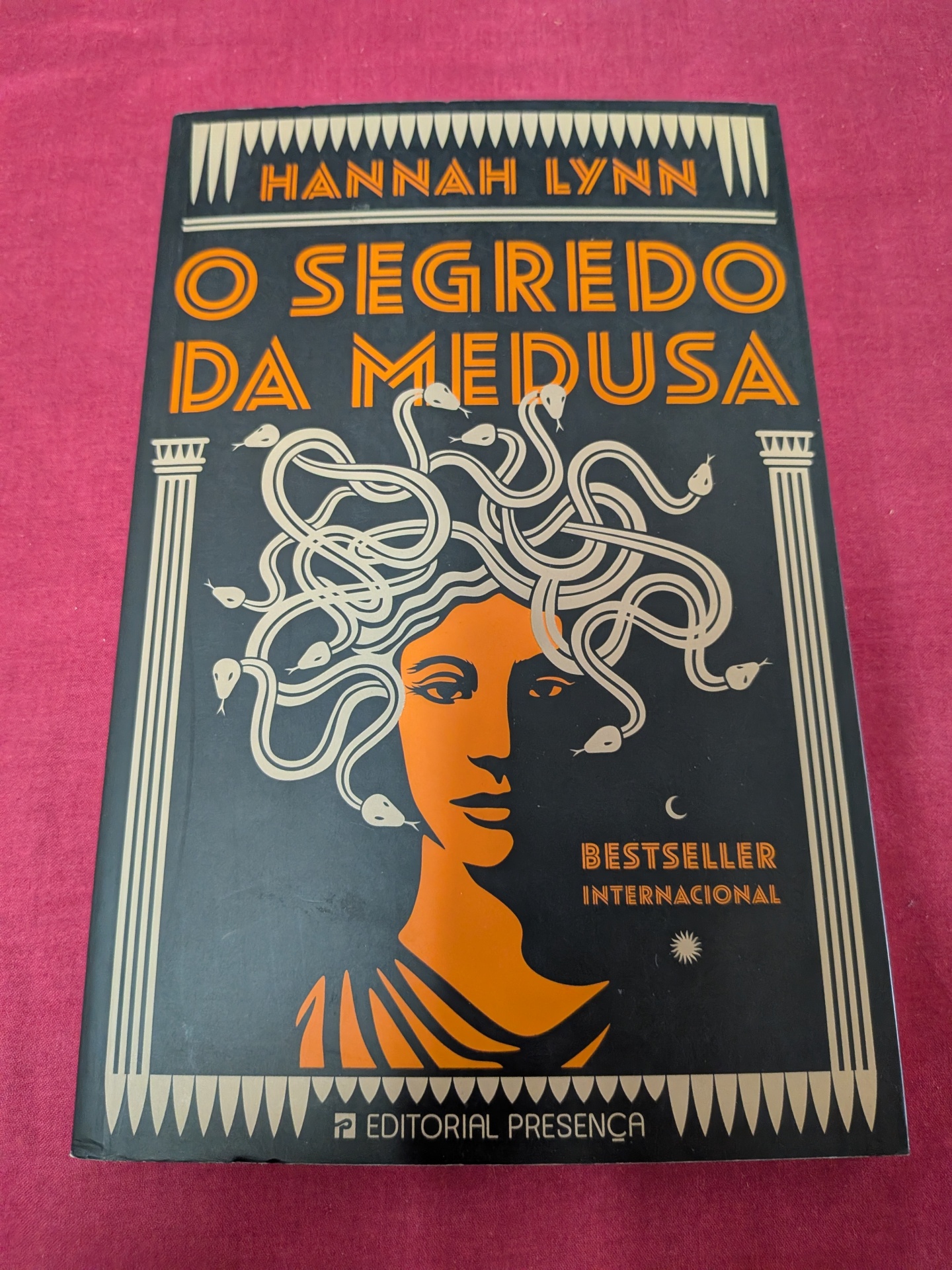 O Segredo da Medusa de Hannah Lynn Capa de livro O Segredo da Medusa de Hannah Lynn com design em preto, laranja e branco.