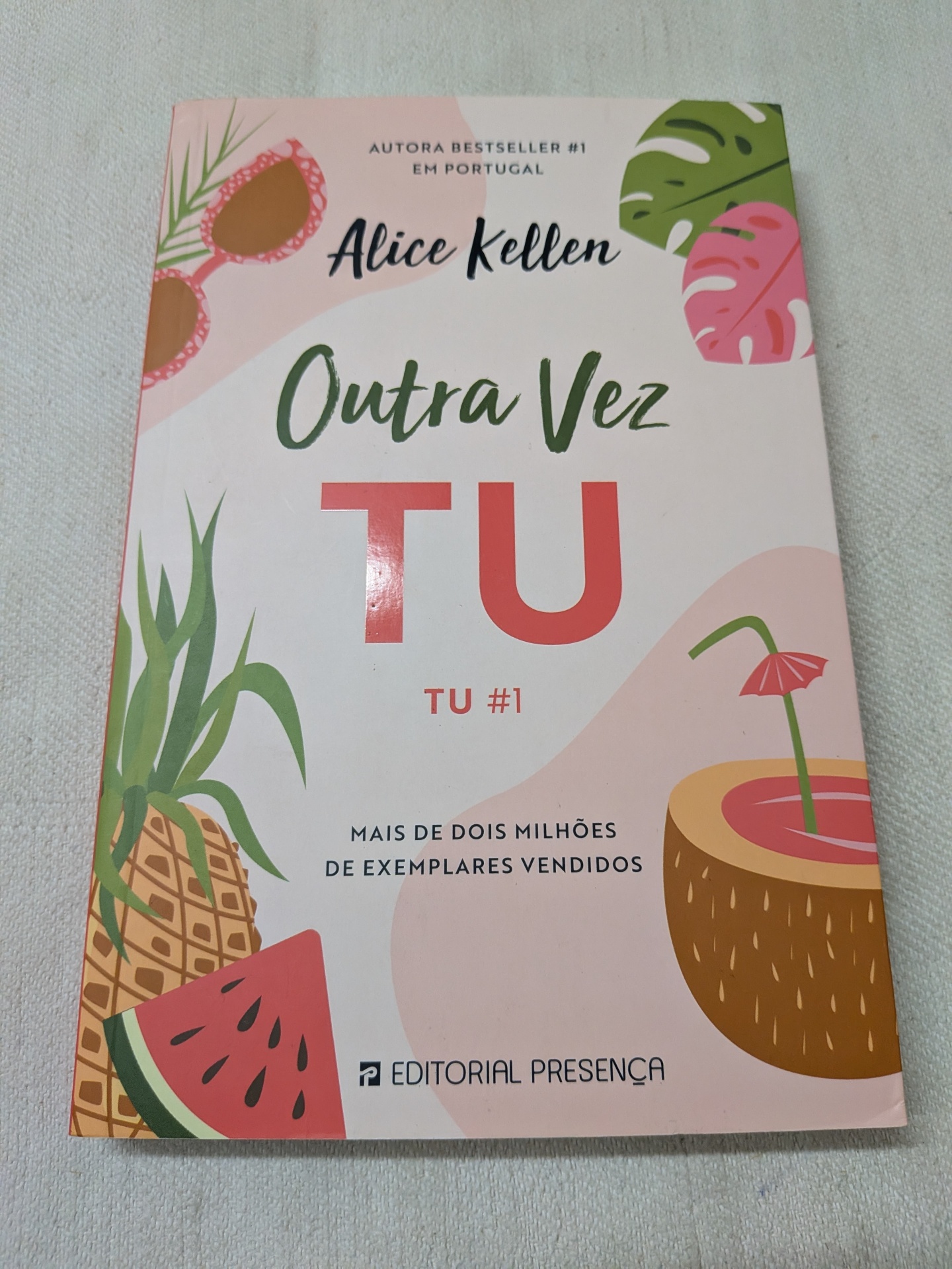 Alice Kellen - Outra Vez Tu Tu #1 Capa de livro rosa com ilustrações de frutas e título Outra Vez TU