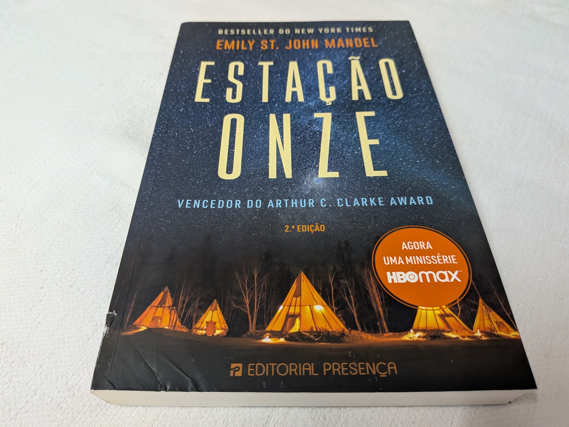 Emily St. John Mandel - Estação Onze Capa do livro Estação Onze com fundo estrelado e tendas iluminadas