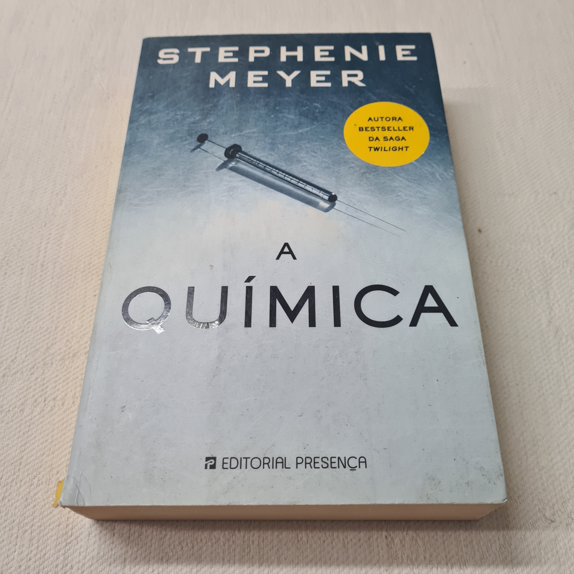 Stephenie Meyer - A Química Livro A Química de Stephenie Meyer com capa azul e branca e selo amarelo