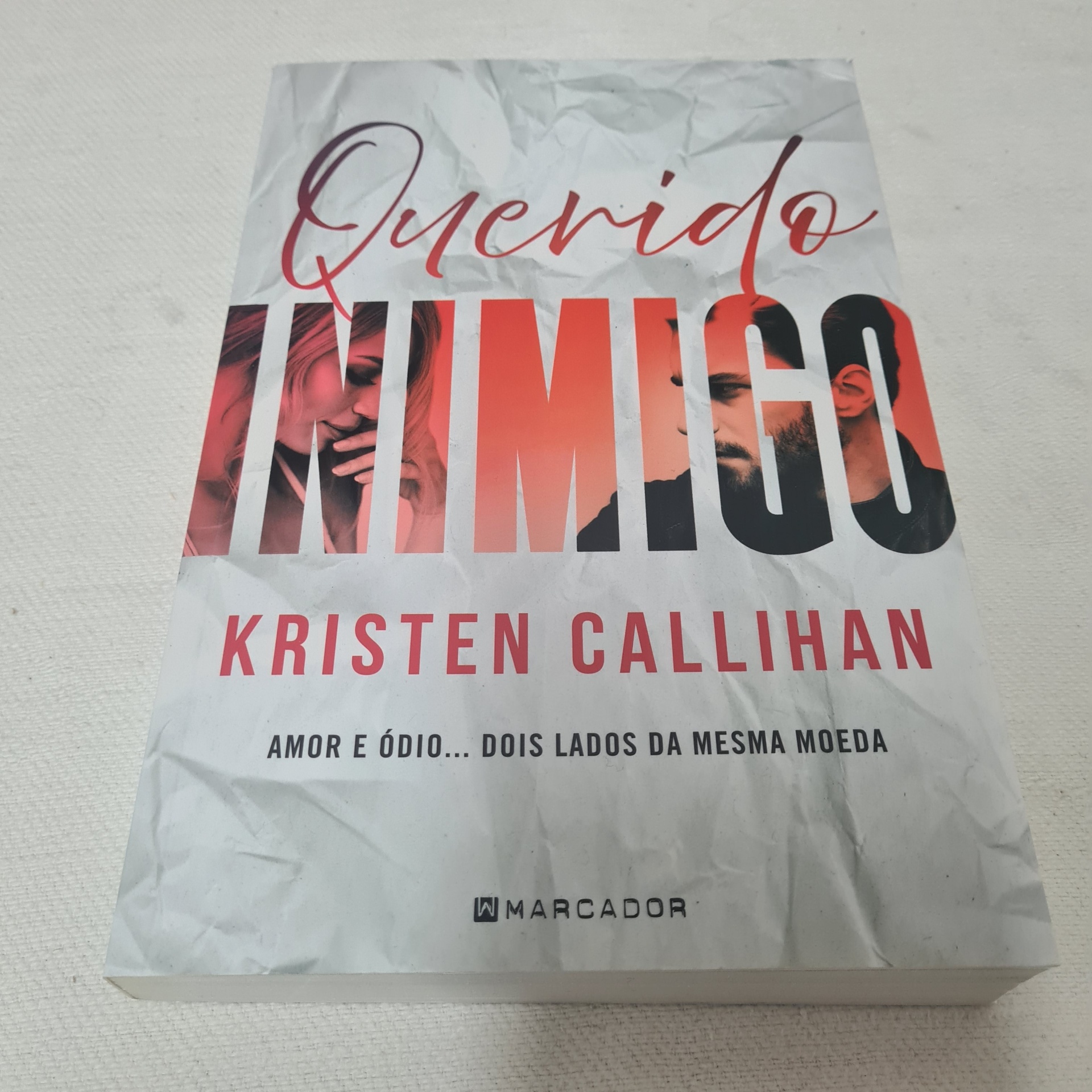Kristen Callihan - Querido Inimigo Livro 'Querido INIMIGO' de Kristen Callihan com capa branca e texto em vermelho e preto
