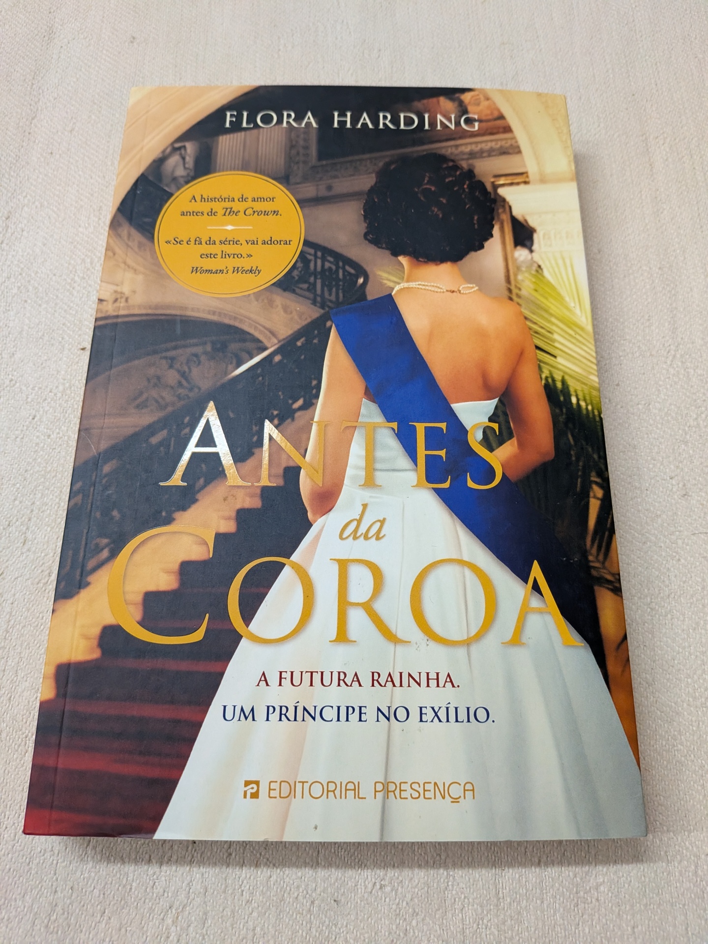 Flora Harding - Antes da Coroa Capa do livro Antes da Coroa com mulher de costas em vestido branco e faixa azul