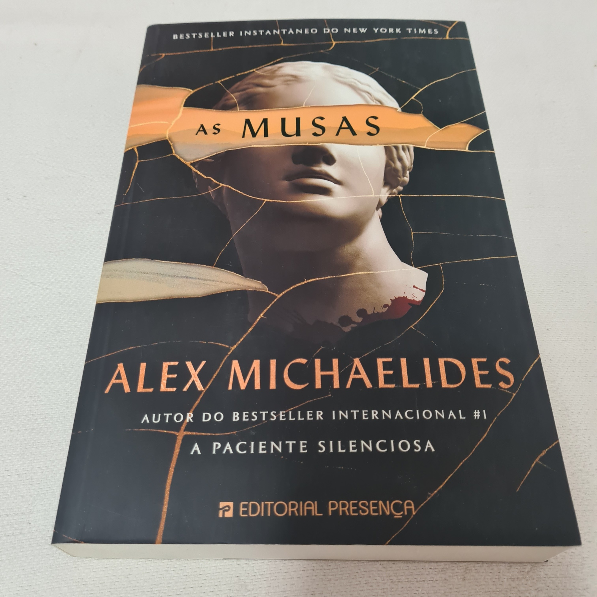Alex Michaelides - As Musas Capa do livro 'As Musas' de Alex Michaelides com imagem de busto clássico e rachaduras douradas