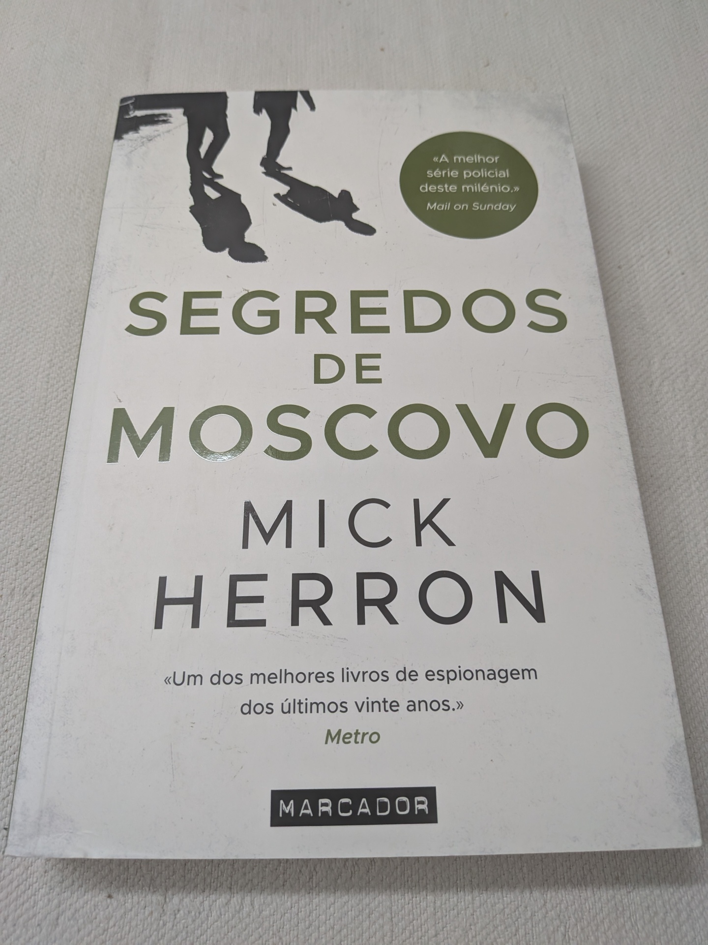 Mick Herron - Segredos de Moscovo Capa de livro SEGREDOS DE MOSCOVO de Mick Herron sobre superfície branca