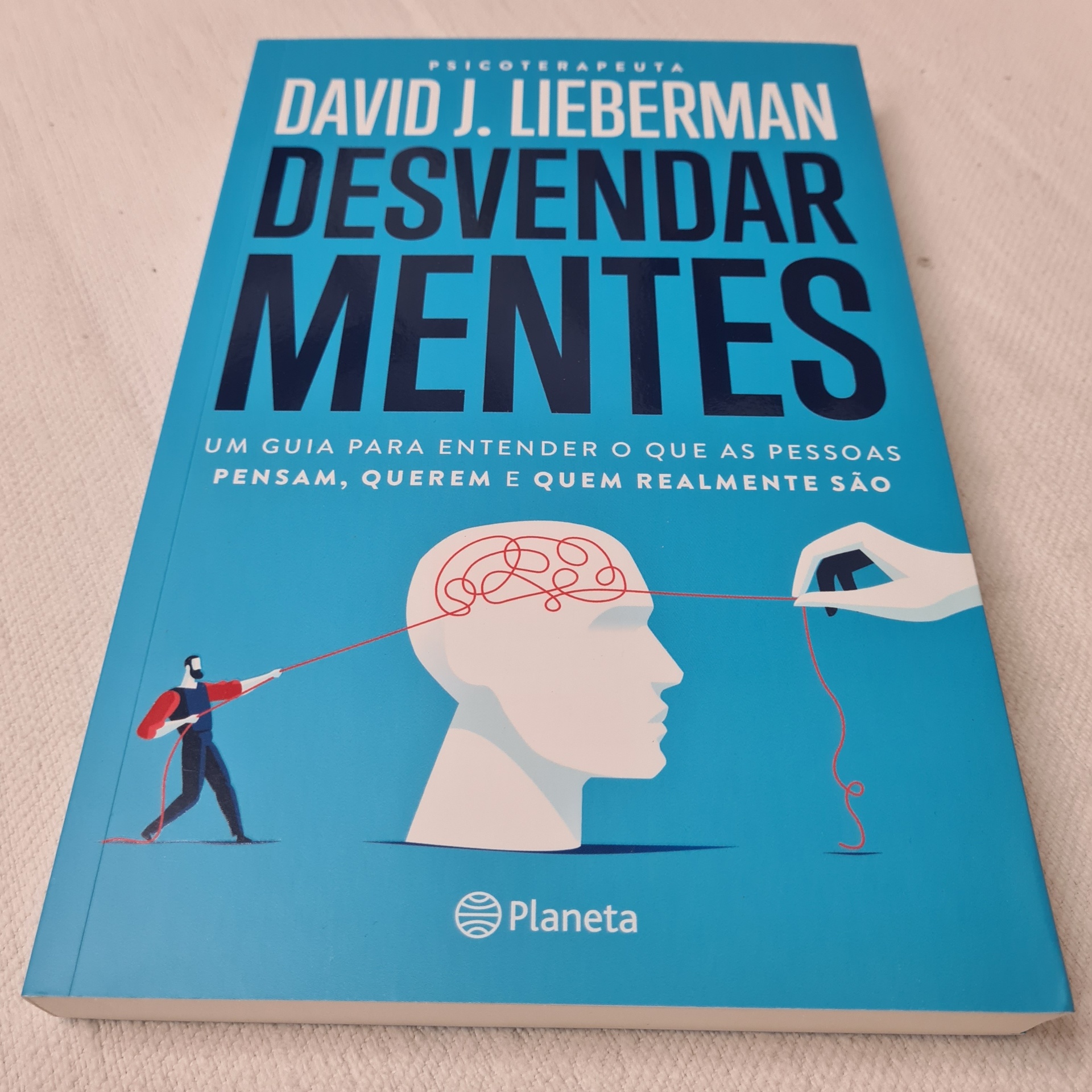 David J. Lieberman - Desvendar Mentes Livro 'Desvendar Mentes' de David J. Lieberman com capa azul e ilustração de cabeça humana e fio vermelho