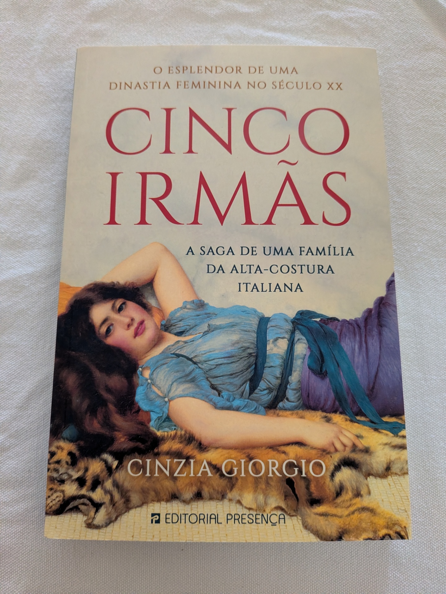 Cinzia Giorgio - Cinco Irmãs Capa de livro com título Cinco Irmãs e mulher vestindo azul reclinada