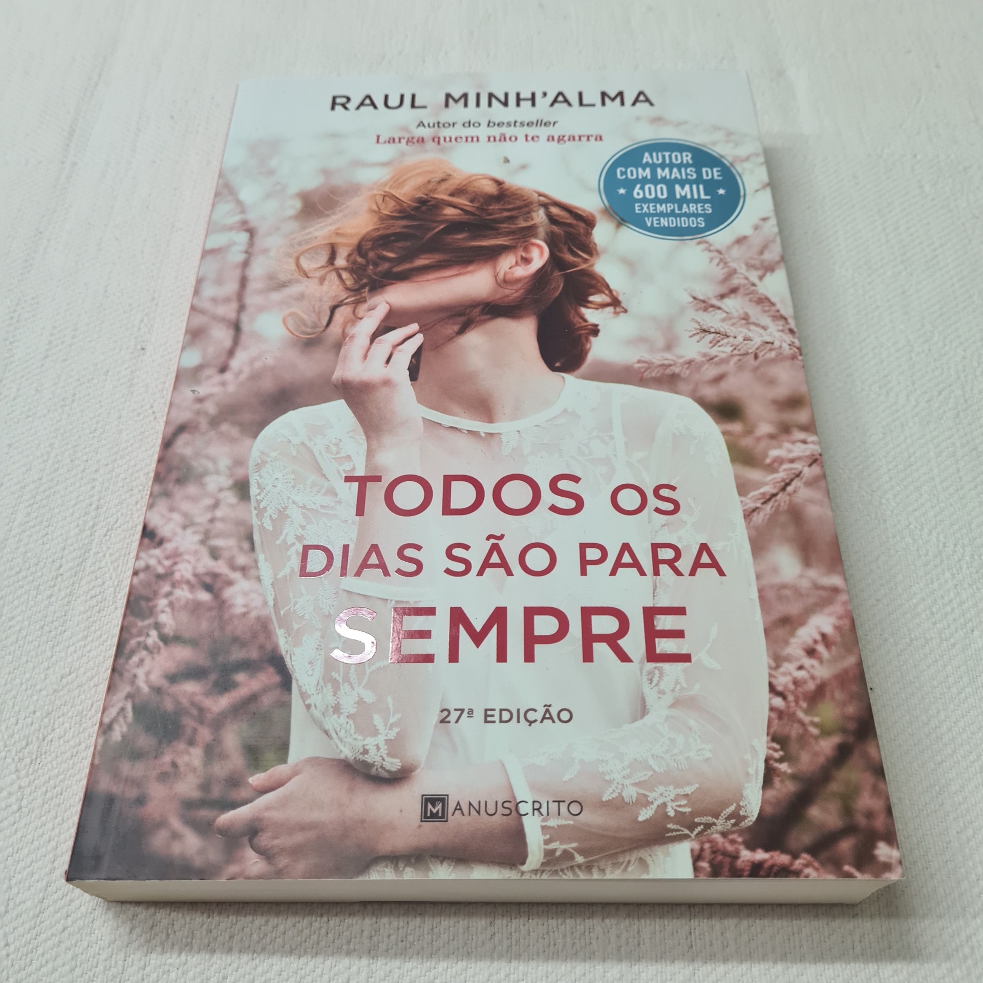 Raul Minh'alma - Todos os Dias são para Sempre Livro 'TODOS OS DIAS SÃO PARA SEMPRE' de Raul Minh'alma com capa mostrando mulher de vestido branco rendado e selo azul
