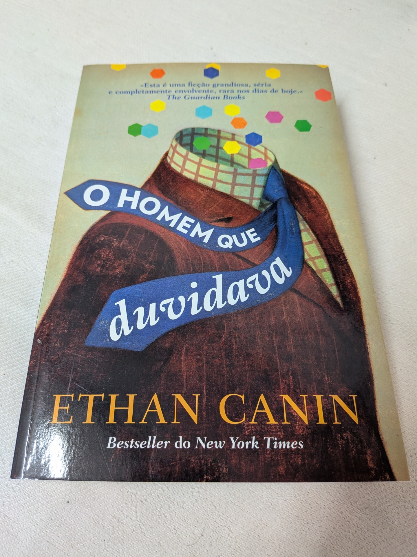 Ethan Canin - O Homem que Duvidava Livro O Homem Que Duvidava de Ethan Canin com capa ilustrada e texto em português