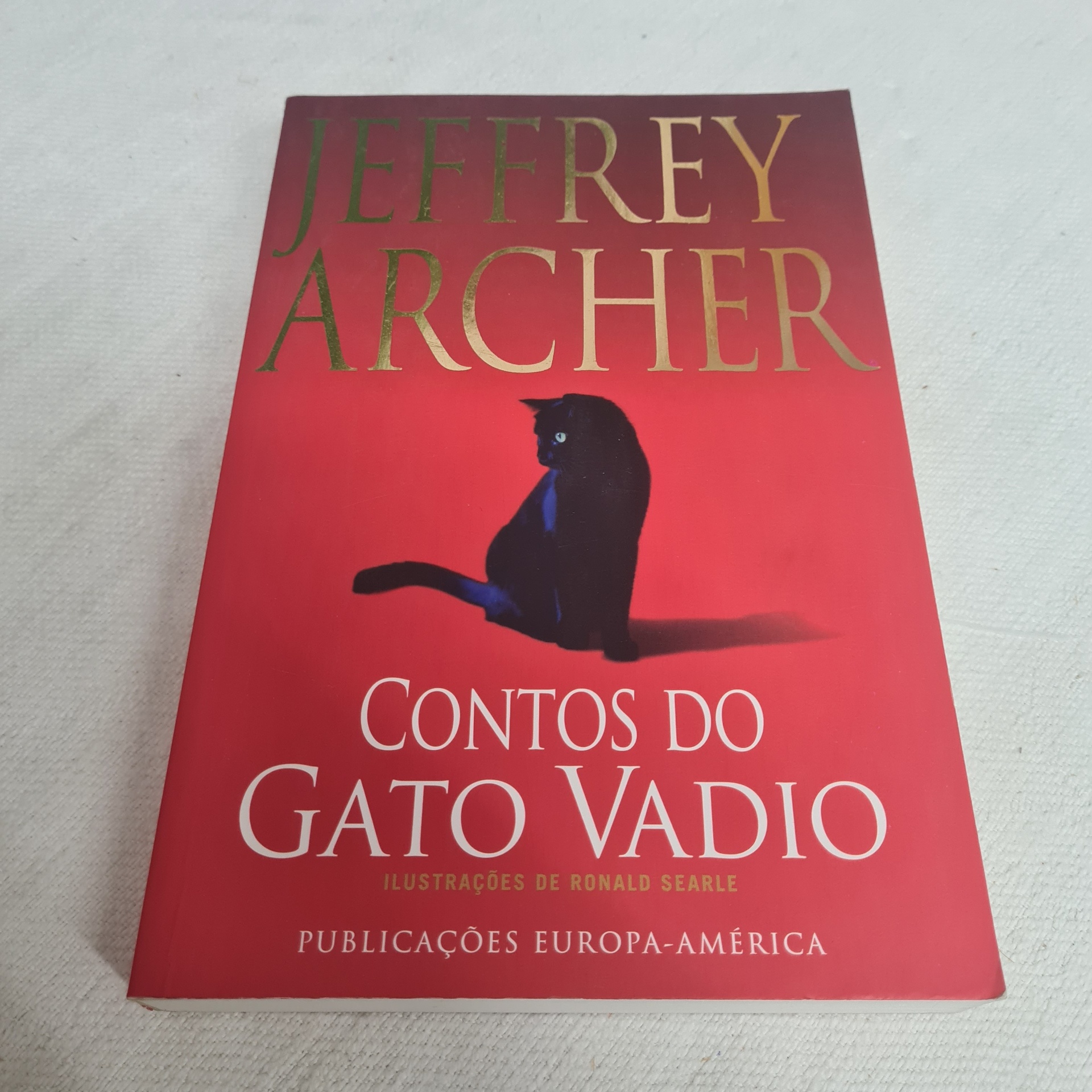 Jeffrey Archer - Contos do Gato Vadio Capa de livro vermelha com gato preto, título e nome do autor em letras grandes.