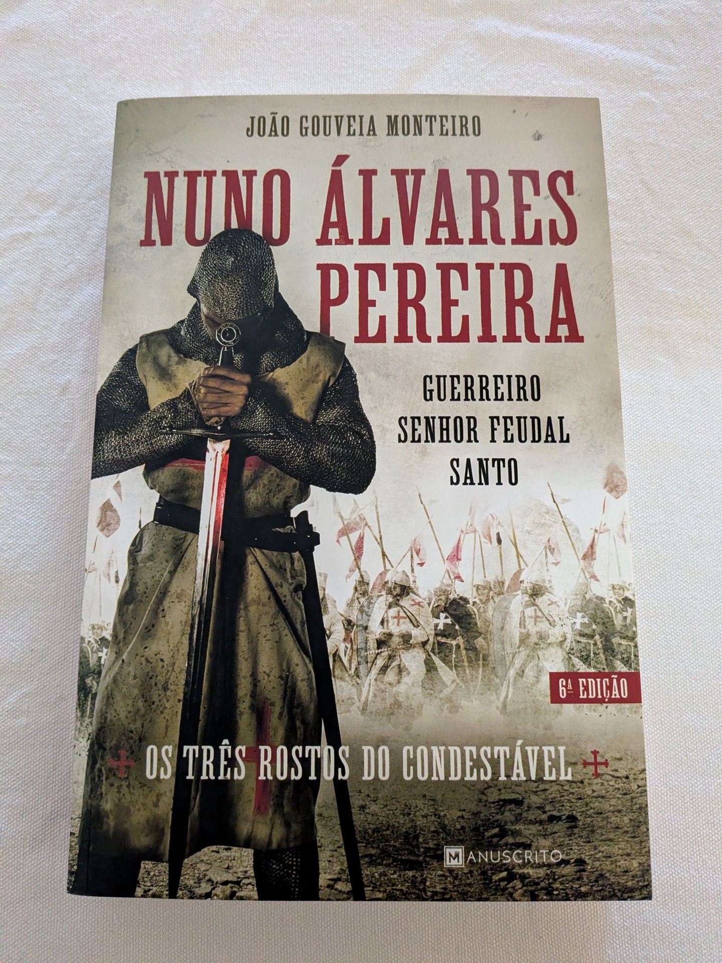 João Gouveia Monteiro - Nuno Álvares Pereira Livro Nuno Álvares Pereira com imagem de cavaleiro medieval e texto sobre fundo claro