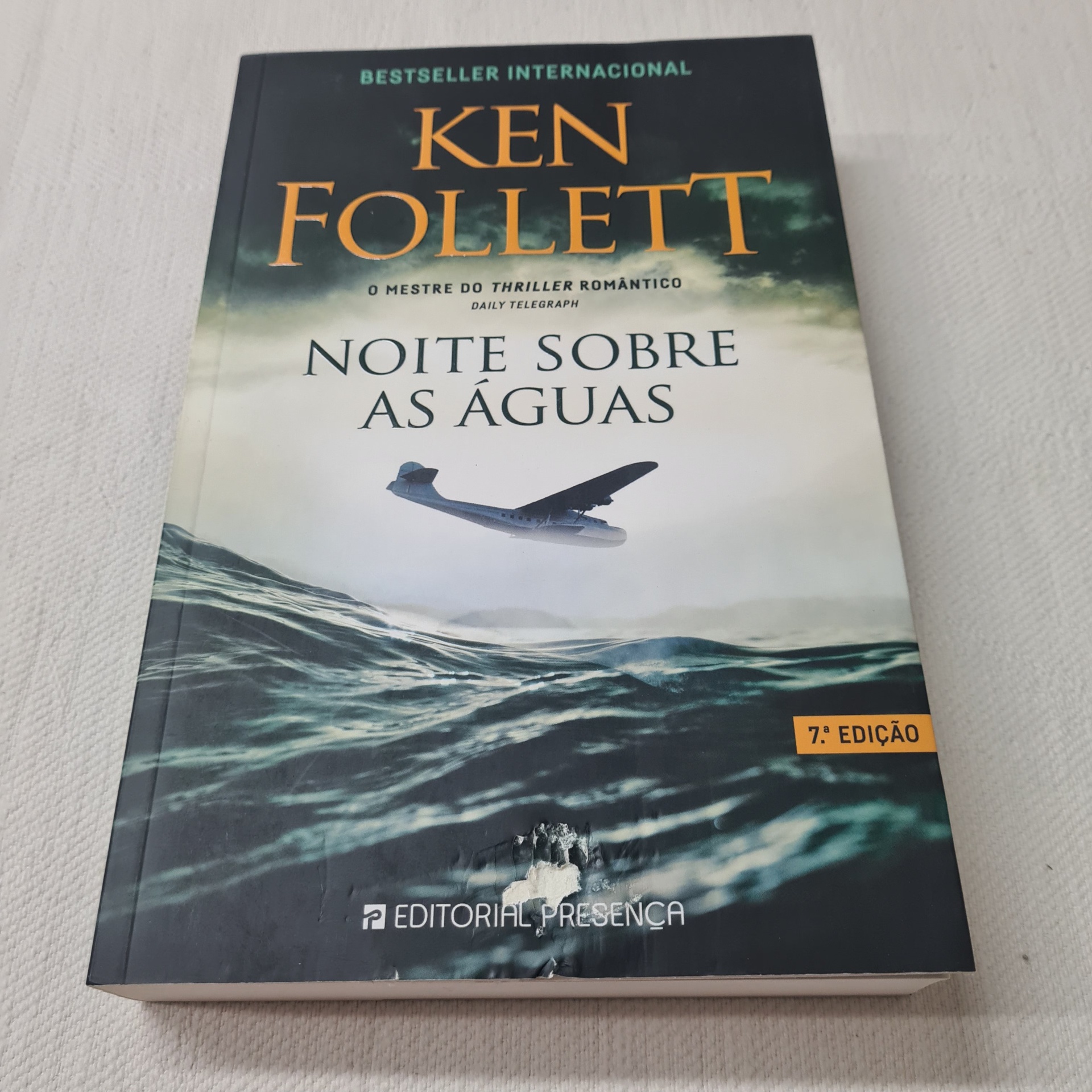 Ken Follett - Noite Sobre as Águas Capa do livro 'NOITE SOBRE AS ÁGUAS' de Ken Follett com avião sobre o mar