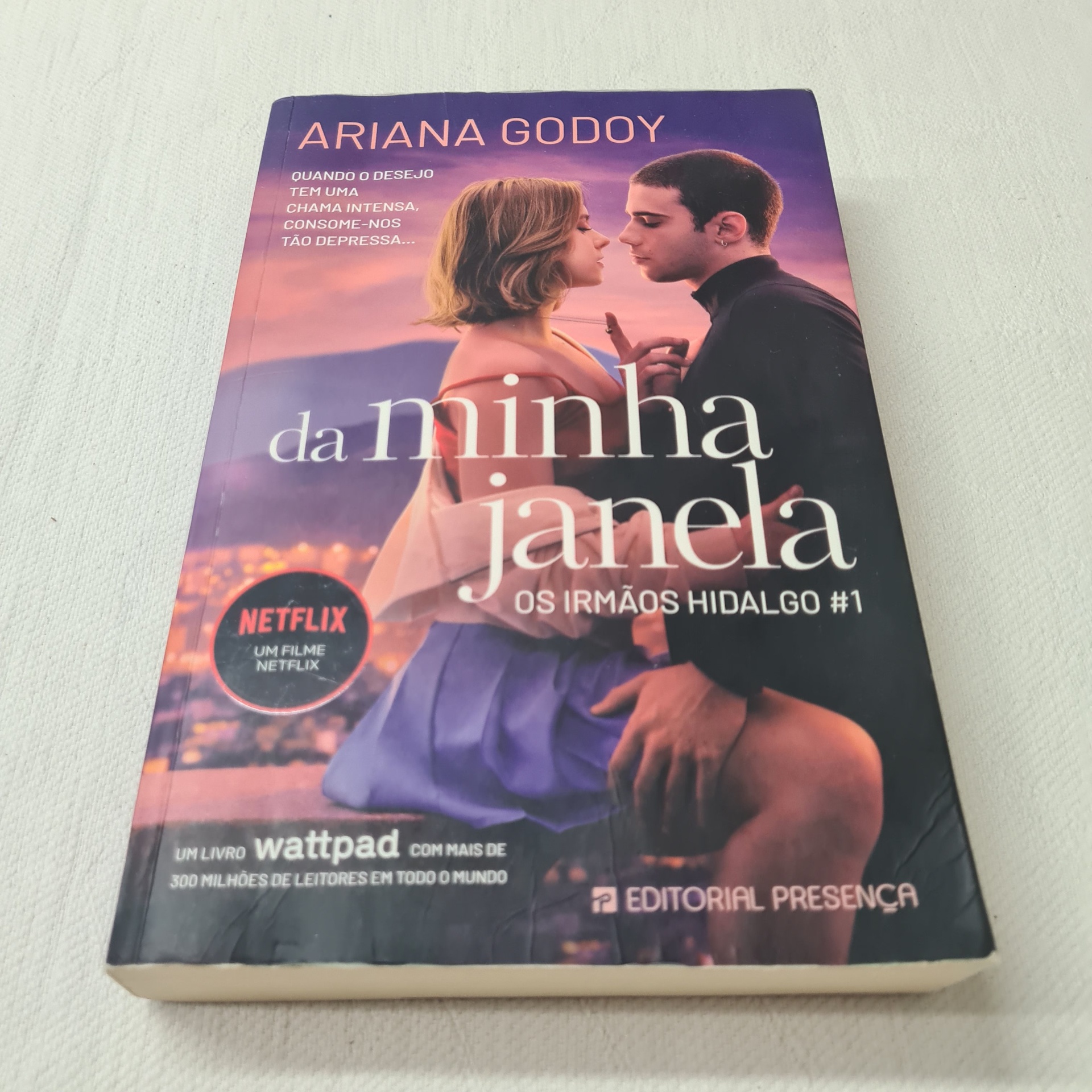 Ariana Godoy - Da Minha Janela - Os Irmãos Hidalgo #1 Capa do livro 'Da Minha Janela' de Ariana Godoy com jovem casal e informações de edição