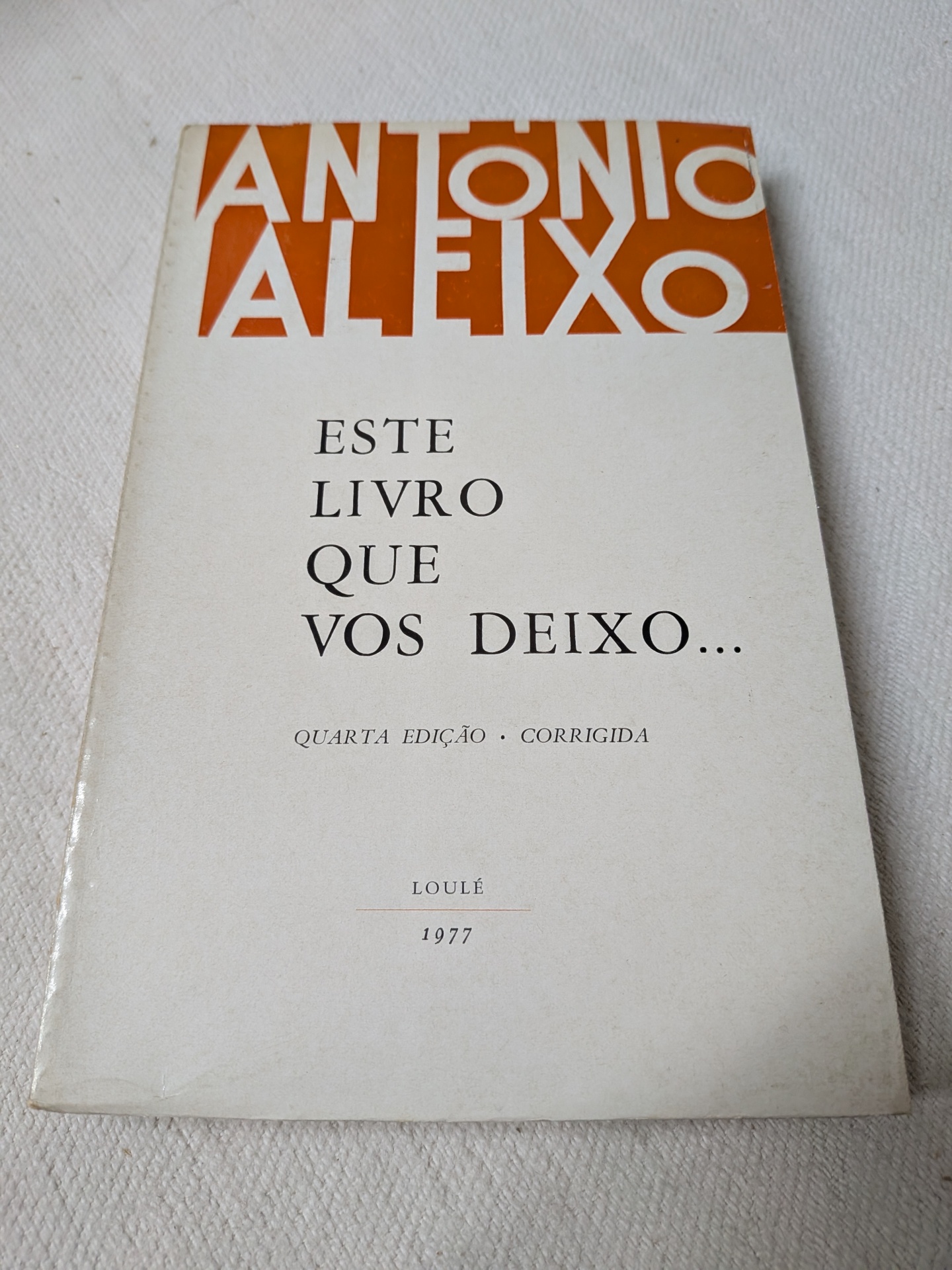 António Aleixo - Este Livro que Vos Deixo Livro ESTE LIVRO QUE VOS DEIXO... com capa branca e laranja, edição de 1977.