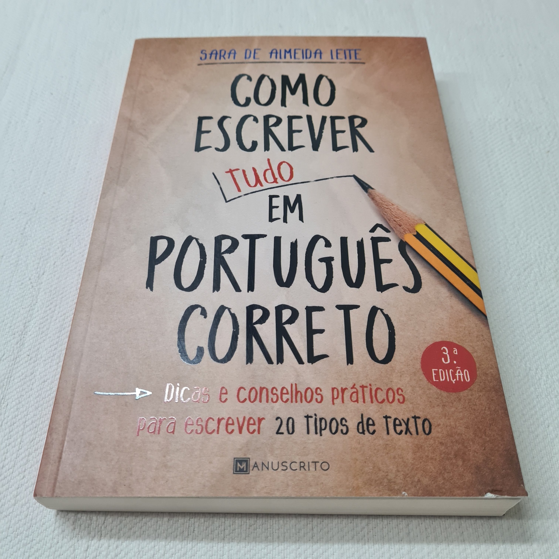 Sara de Almeida Leite - Como Escrever (Tudo) em Português Correto Capa de livro 'Como Escrever Tudo em Português Correto' com lápis amarelo e preto