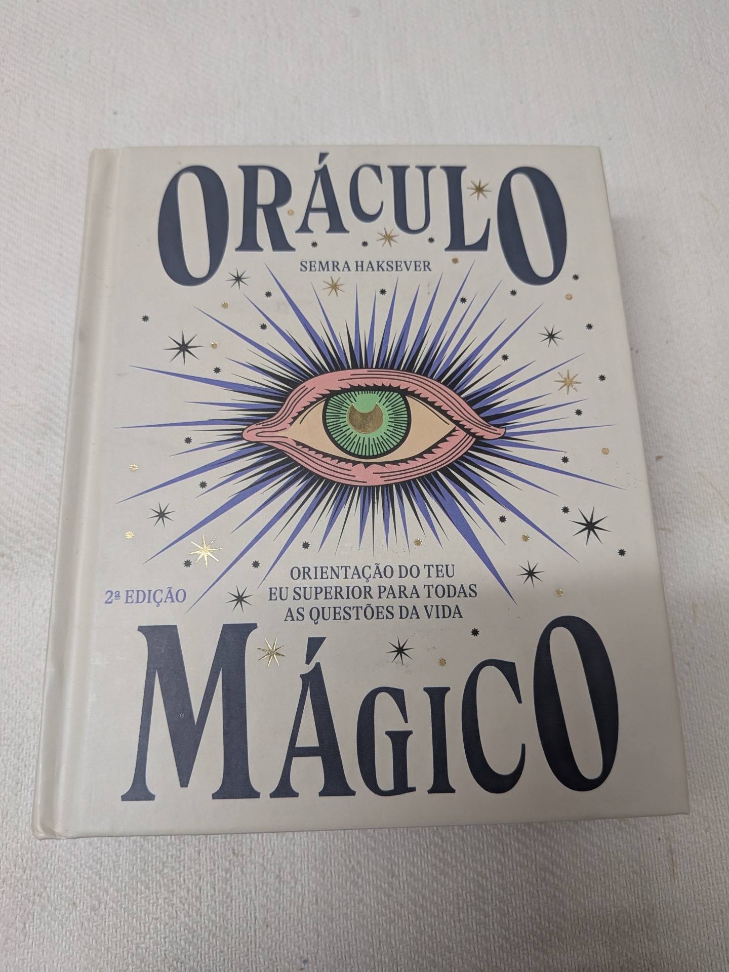 Semra Haksever - Oráculo Mágico (defeito na capa) Capa de livro Oráculo Mágico com ilustração de olho e estrelas