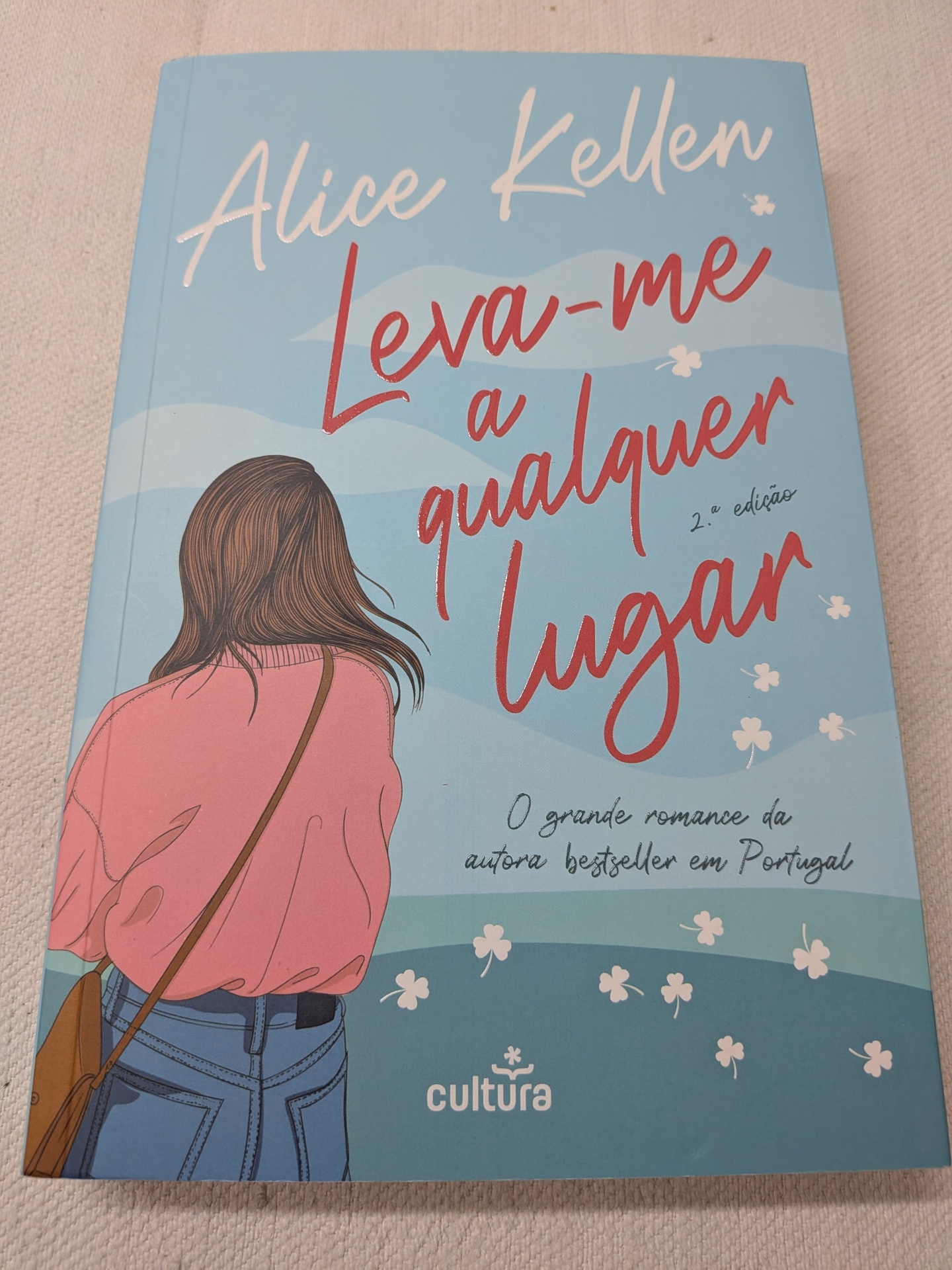 Alice Kellen - Leva-me a Qualquer Lugar Capa de livro azul claro com ilustração de mulher e título em letras vermelhas.