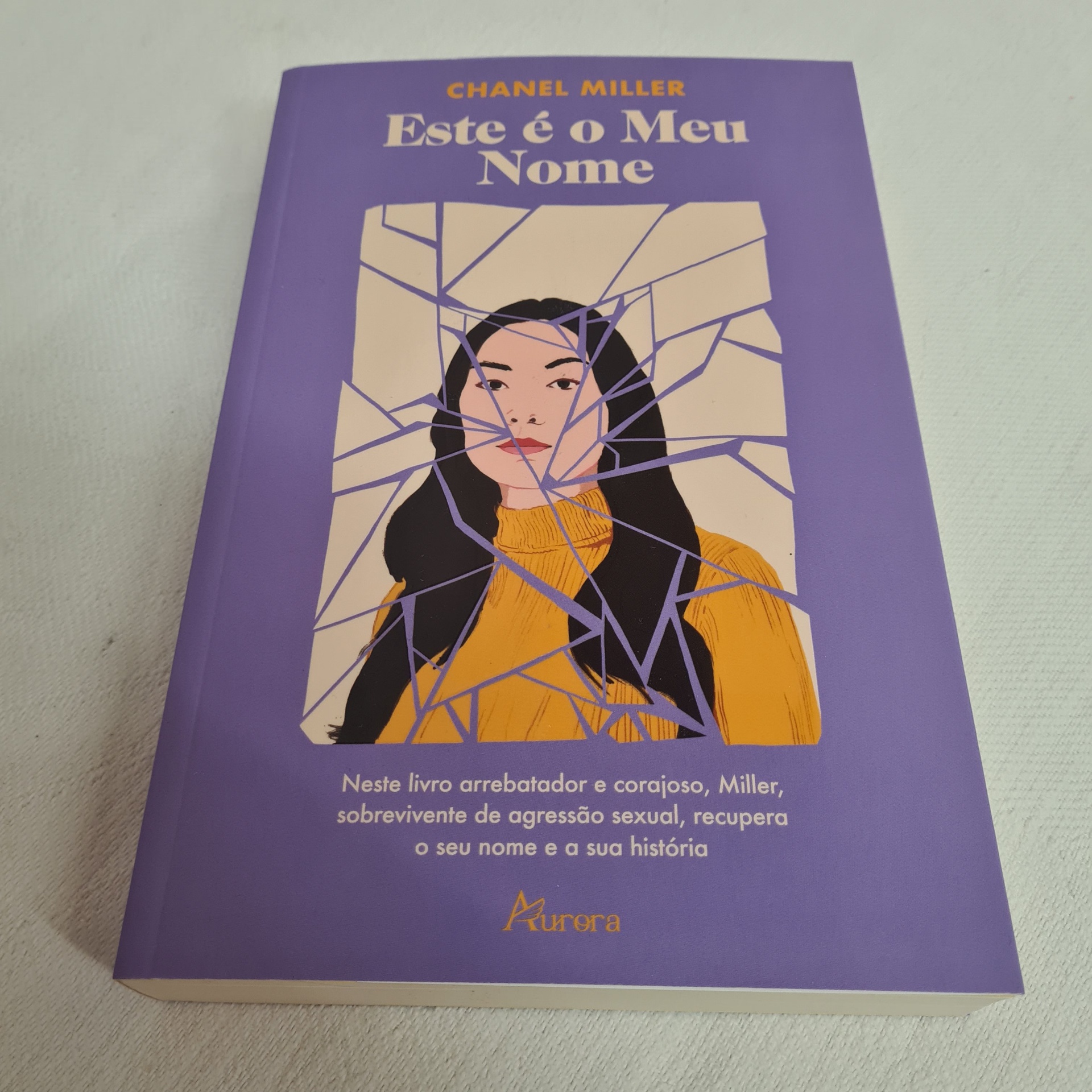 Chanel Miller - Este é o Meu Nome Capa de livro roxa com mulher ilustrada e padrão de vidro partido