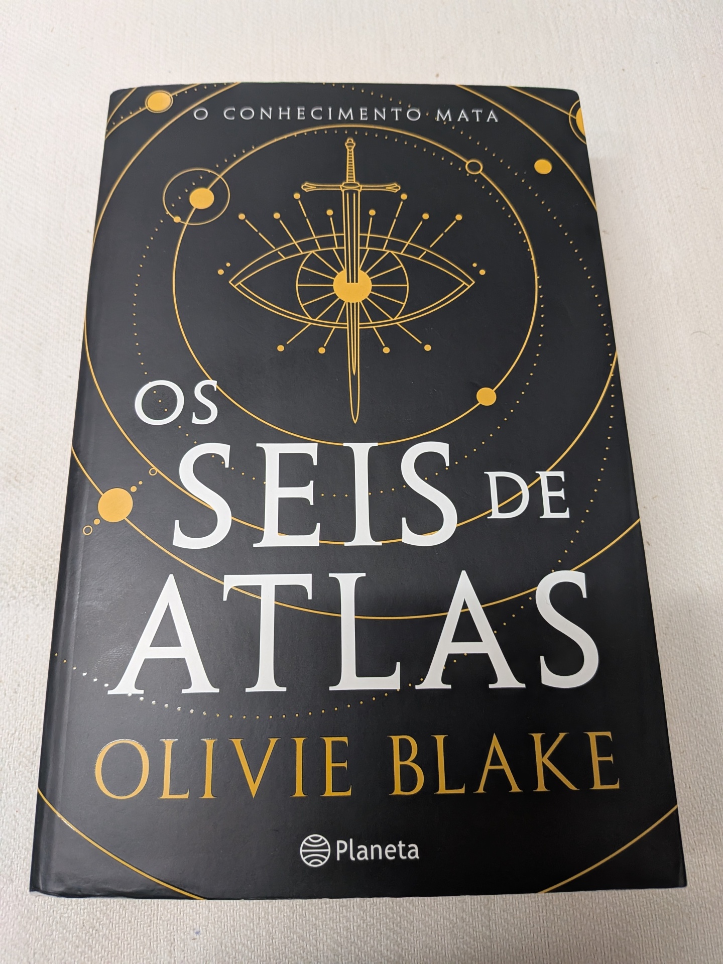Olivie Blake - Os Seis de Atlas (defeito na capa) Capa de livro Os Seis de Atlas com design preto e amarelo
