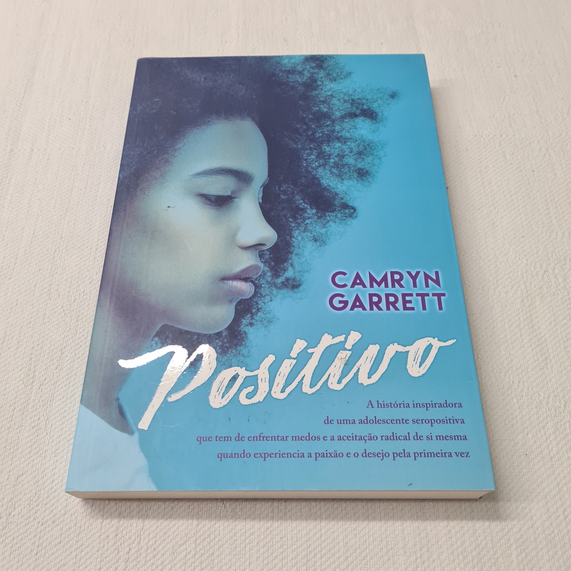 Camryn Garret - Positivo Capa do livro Positivo de Camryn Garrett com perfil de adolescente e texto em português