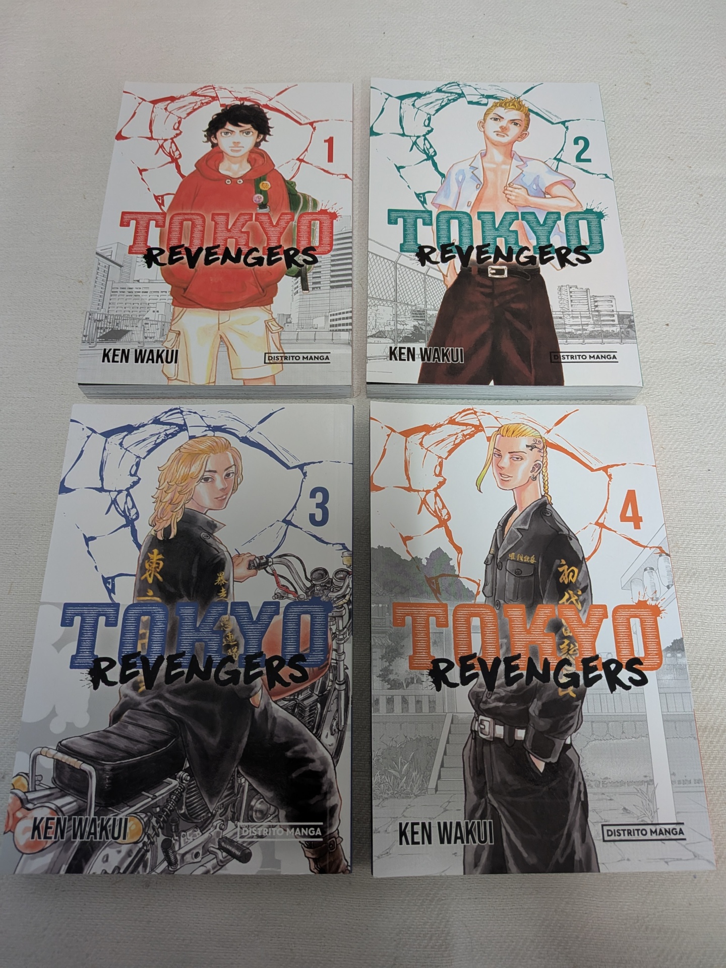 Ken Wakui - Tokyo Revengers - Livro 1 + Livro 2 + Livro 3 + Livro 4 Quatro capas de livros manga Tokyo Revengers com personagens animados distintos e números 1 a 4
