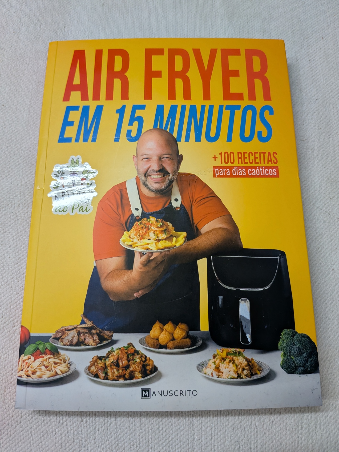Rui Marques - Air Fryer em 15 Minutos Livro de receitas Air Fryer em 15 minutos com homem sorridente e comida variada