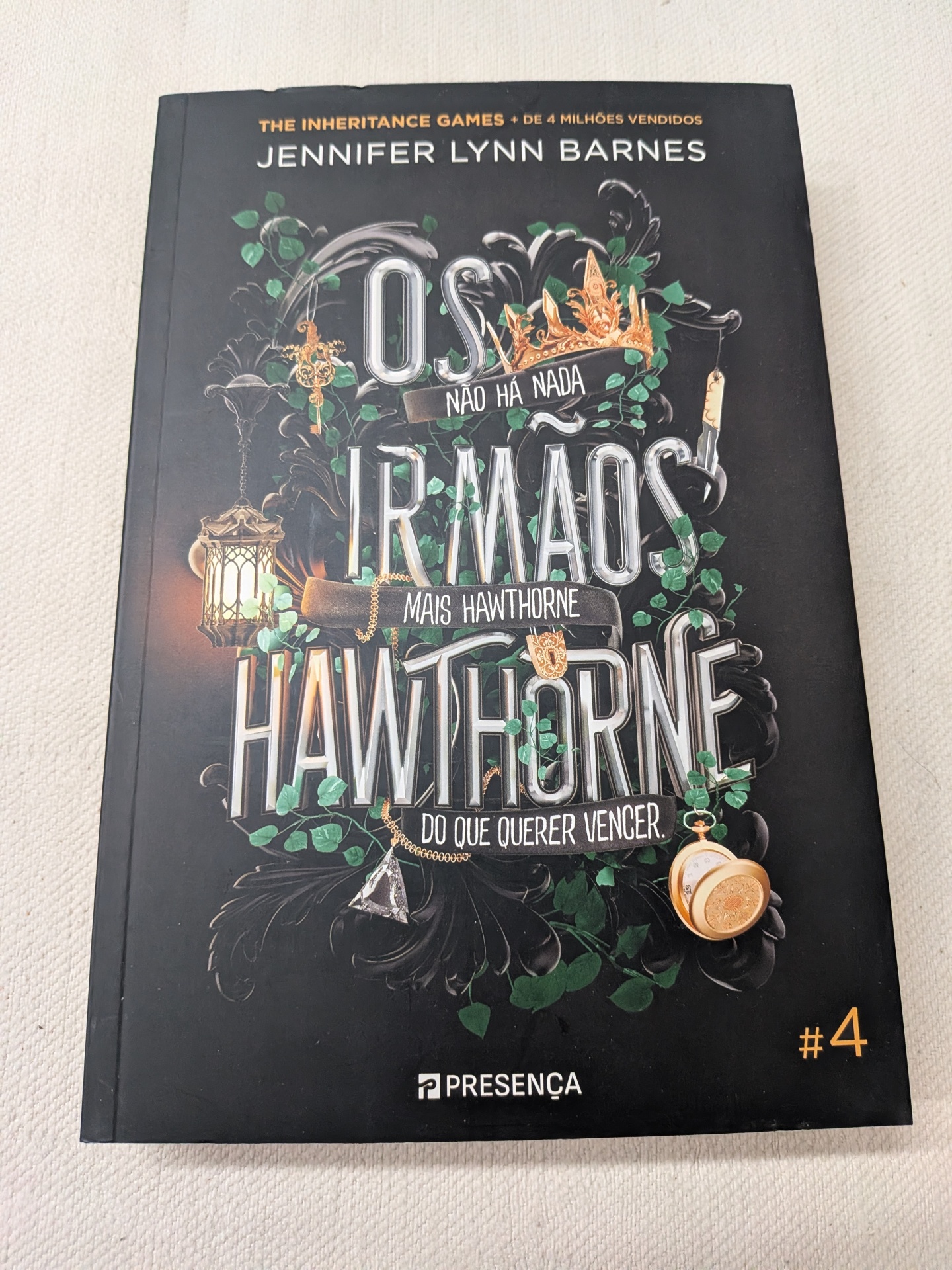 Jennifer Lynn Barnes - Os Irmãos Hawthorne (Os Jogos da Herança 4) (defeito na capa) Capa de livro preto com título e ilustrações douradas e verdes