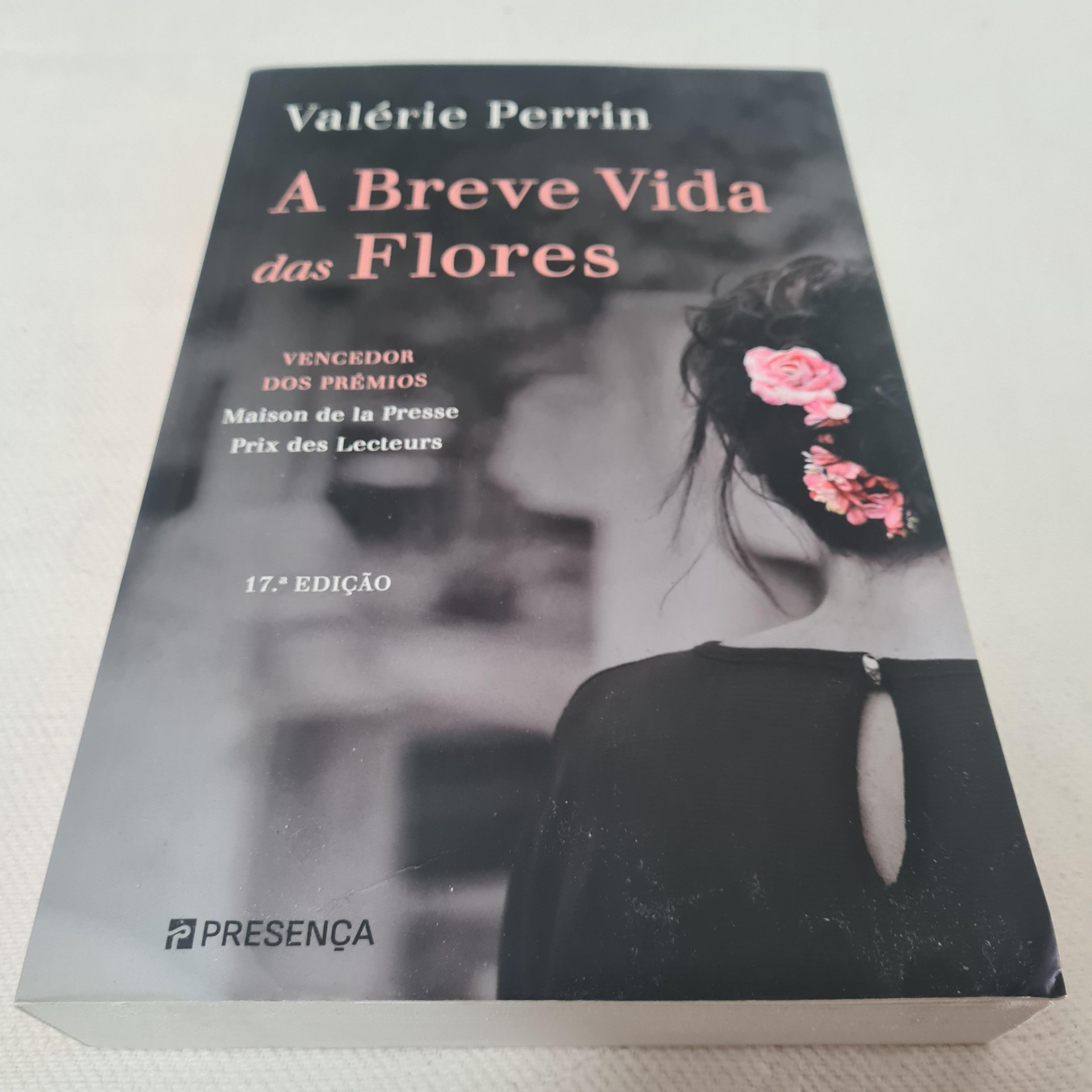 Valérie Perrin - A Breve Vida das Flores Capa do livro 'A Breve Vida das Flores' com imagem de mulher de costas e flores no cabelo