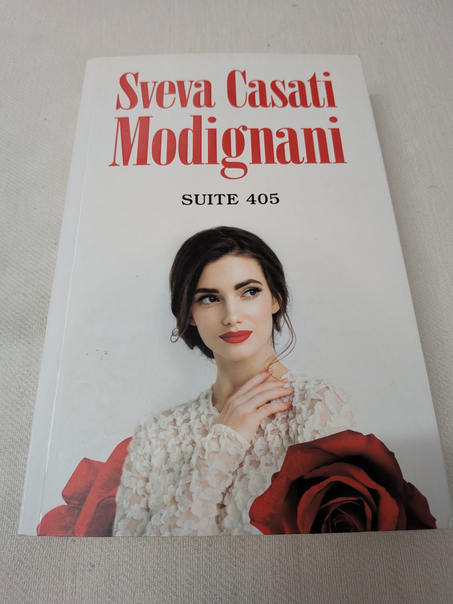 Sveva Casati Modignani - Suite 405 Capa de revista com texto e mulher em vestido branco com rosa vermelha