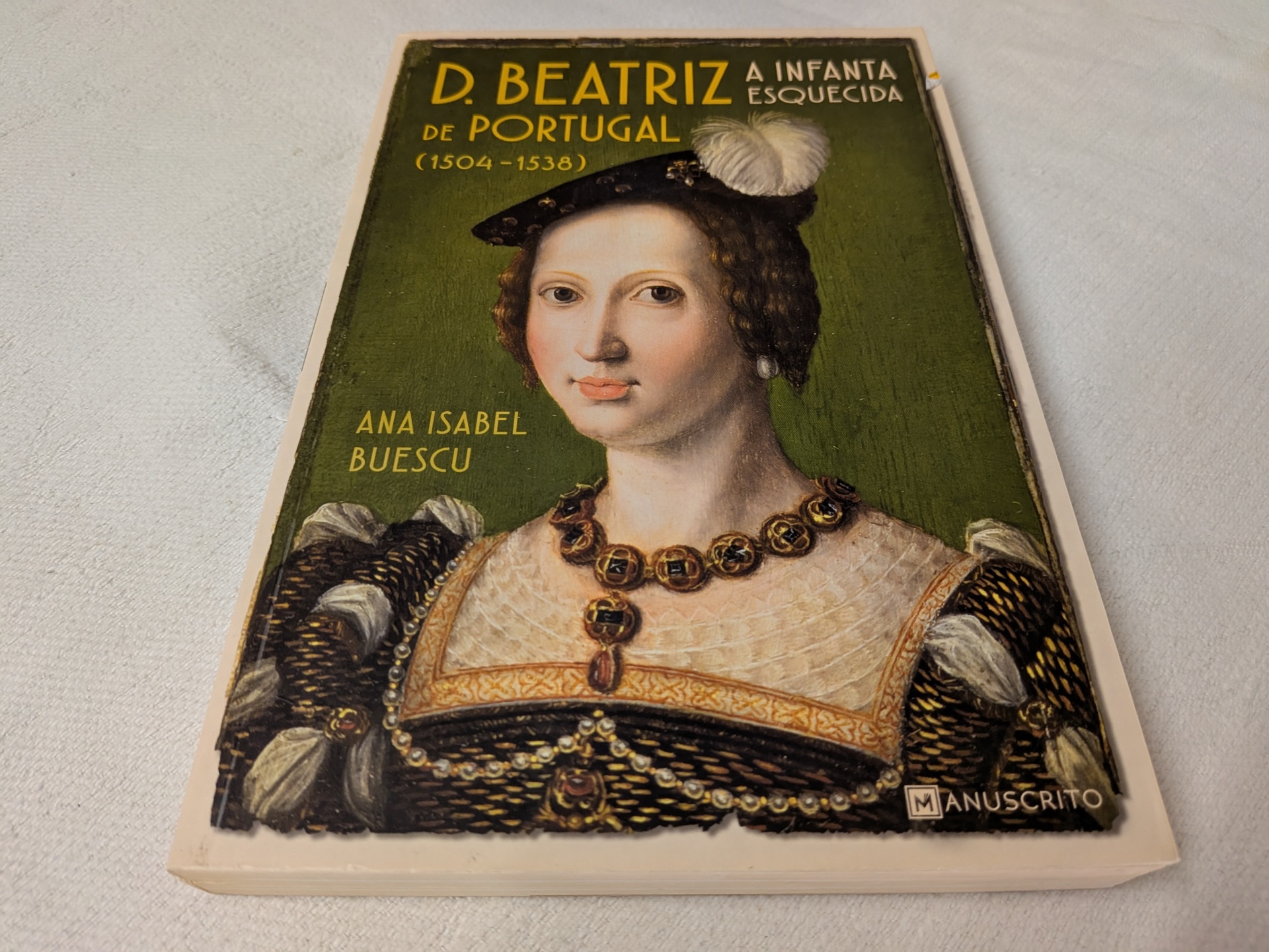 Ana Isabel Buescu - D. Beatriz de Portugal (1504-1538) A Infanta esquecida Capa de livro com retrato e texto sobre D. Beatriz de Portugal