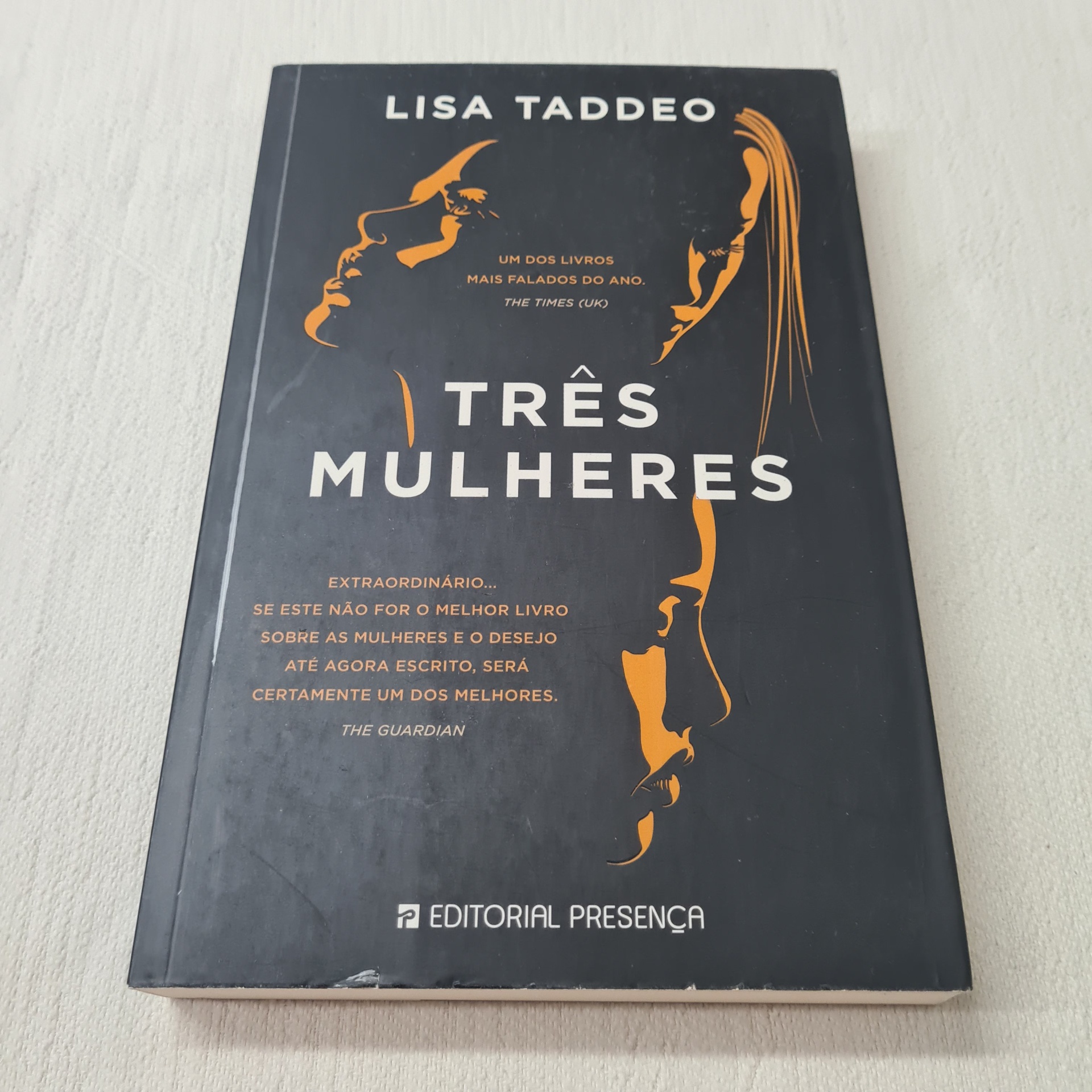 Lisa Taddeo - Três Mulheres Capa do livro 'Três Mulheres' com ilustrações de perfis femininos em amarelo sobre fundo preto