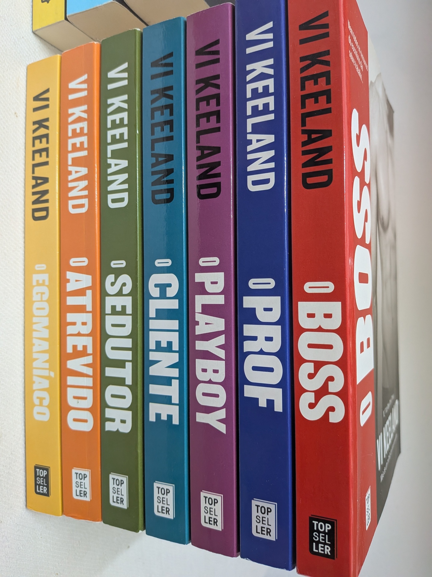 Vi Keeland - O Boss + O Prof + O Egomaníaco + O Playboy + O Cliente + O Sedutor + O Atrevido (Completa) Lombadas coloridas de sete livros do autor VI KEELAND com selo TOP SELLER