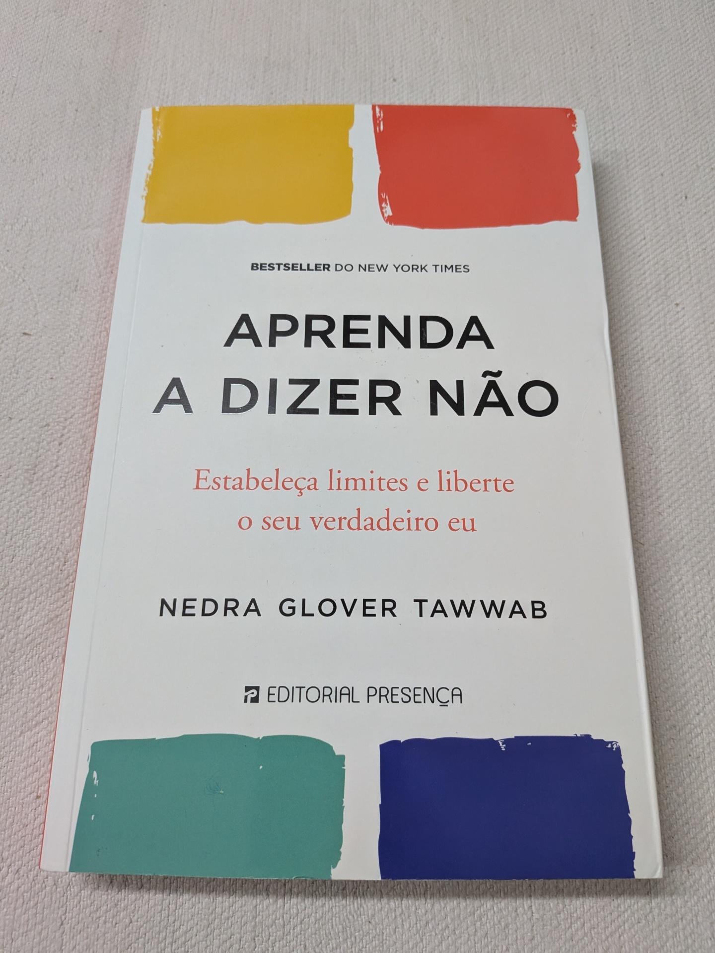 Nedra Glover Tawwab - Aprenda a Dizer Não Capa de livro com título APRENDA A DIZER NÃO, cores amarela, vermelha, verde e azul, texto e autor visíveis
