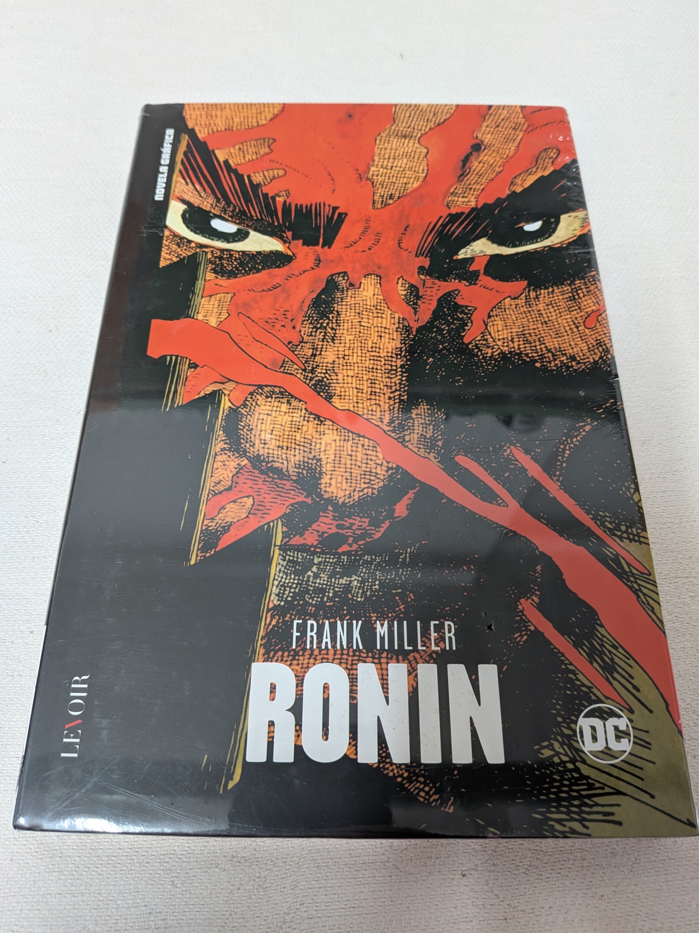 Frank Miller - Ronin Livro capa dura Ronin de Frank Miller com ilustração gráfica